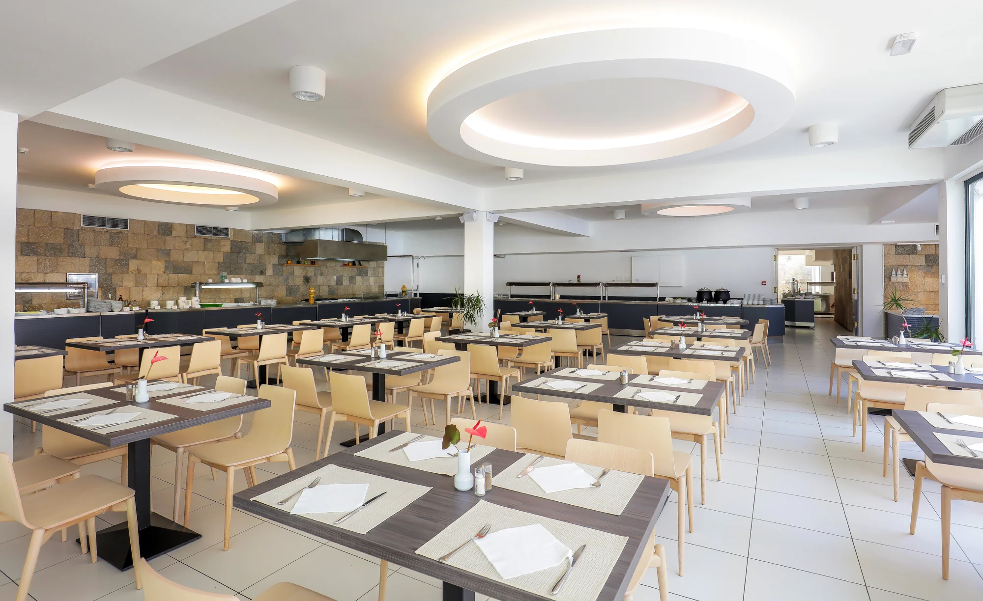Moderný hotel na Makarskej priamo pri mori: bazény, all inclusive a animácie – Obrázok 3