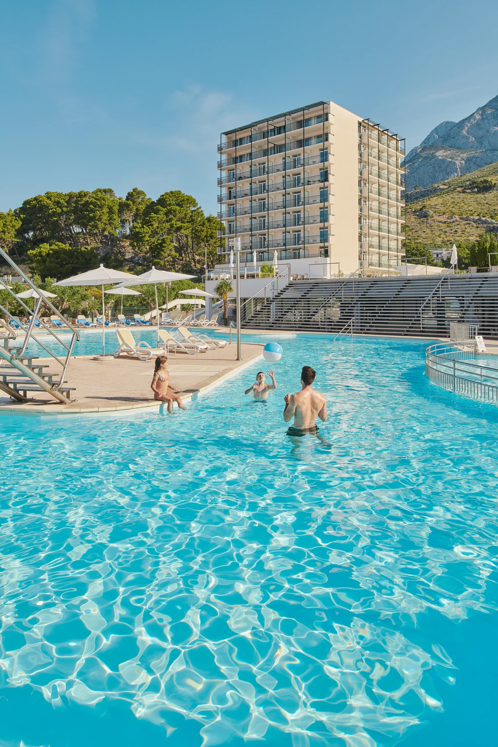 Moderný hotel na Makarskej priamo pri mori: bazény, all inclusive a animácie – Obrázok 6
