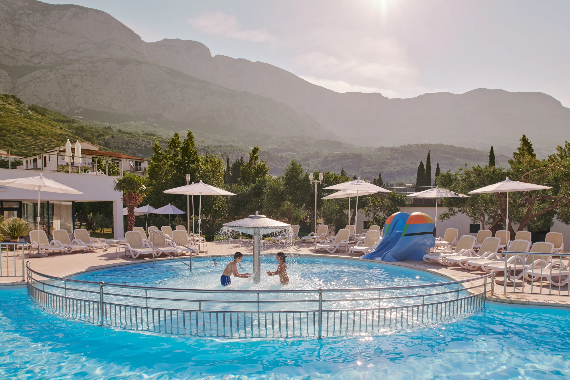 Moderný hotel na Makarskej priamo pri mori: bazény, all inclusive a animácie – Obrázok 5
