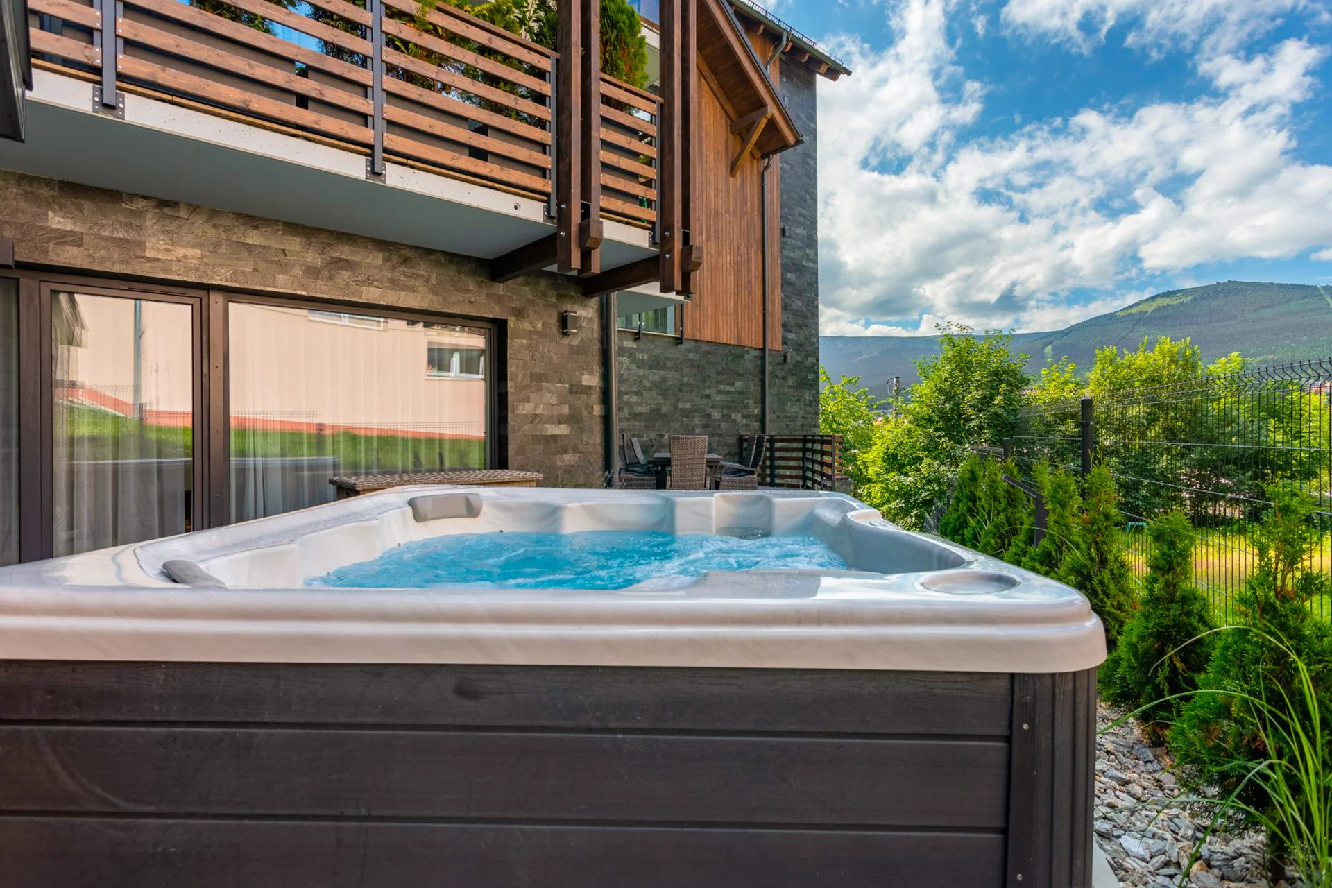 Dovolenka v Sklárskej Porube: apartmány s možnosťou raňajok, sauna a vírivka – Obrázok 2