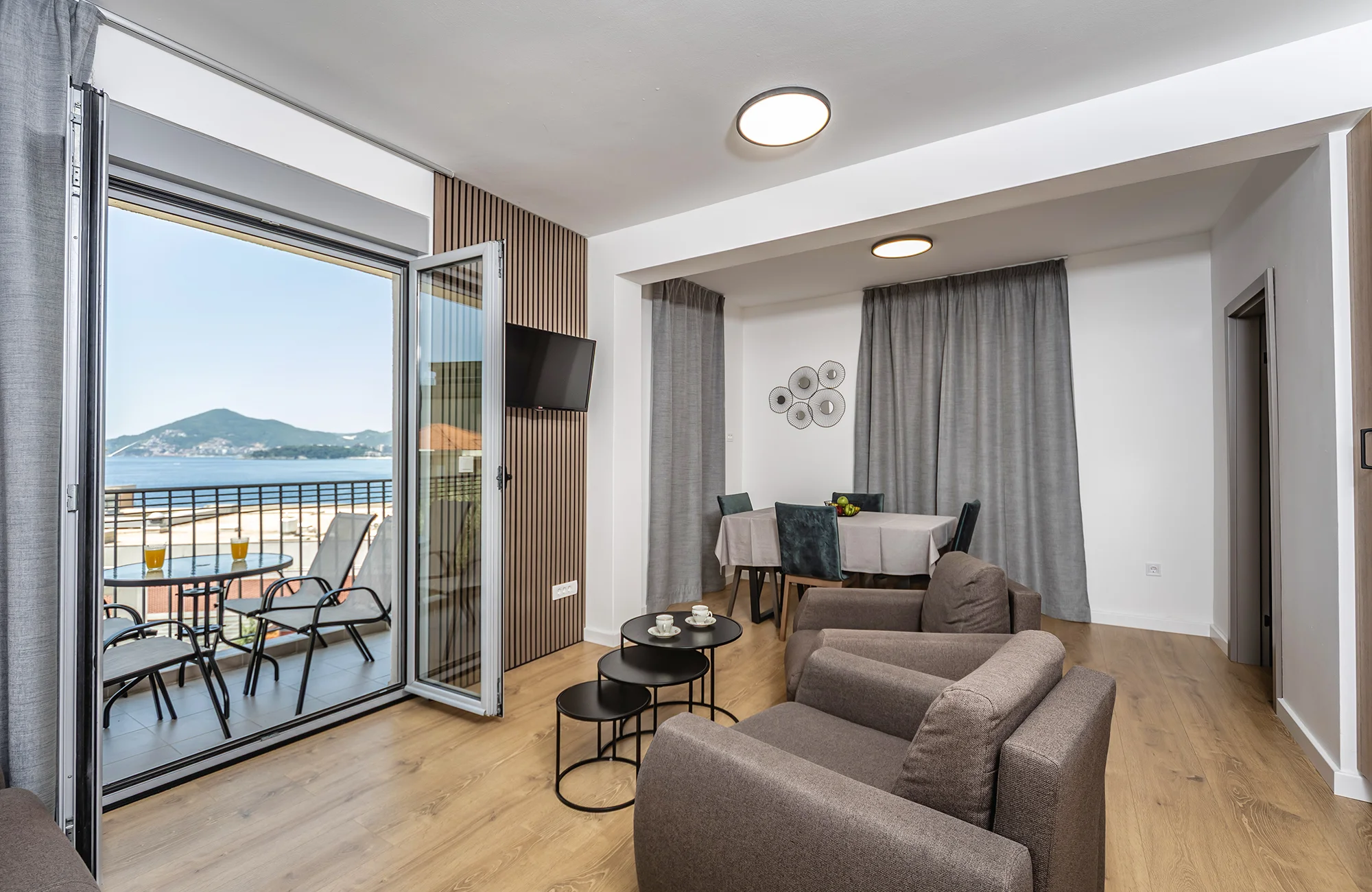 Apartmány neďaleko dedinky Sveti Stefan: vonkajší bazén, skvelá poloha kúsok od mora – Obrázok 2