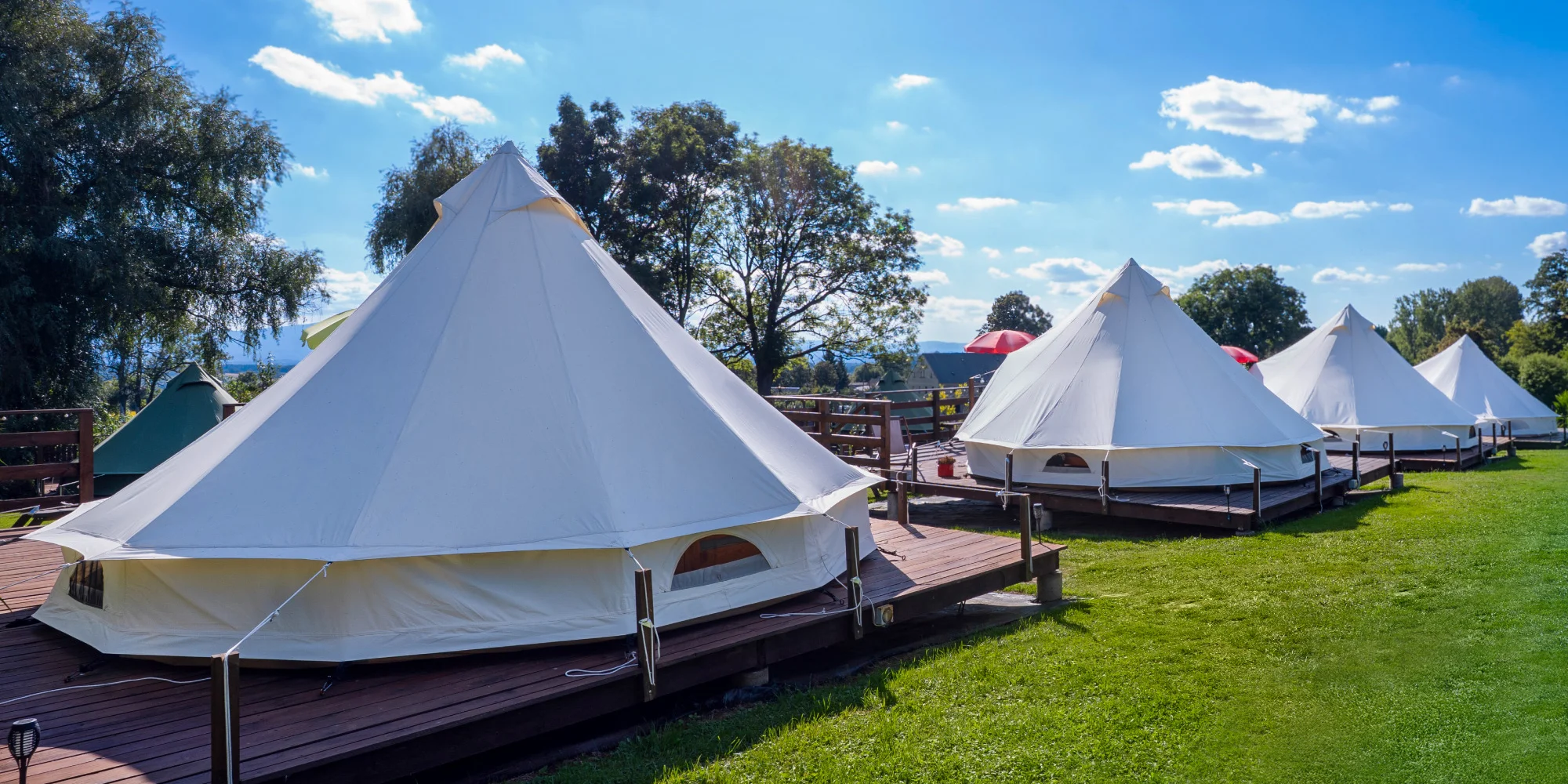 Glamping v poľských Krkonošiach: stanové mestečko neďaleko Jeleniej Góry, výlety do prírody
