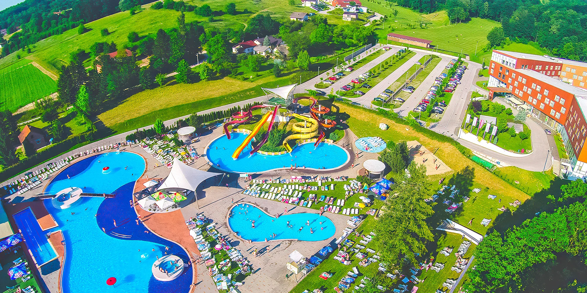 Letná dovolenka v Chorvátsku pre celú rodinu: apartmány s jedlom, termálne bazény a aquapark, až 2 deti zdarma