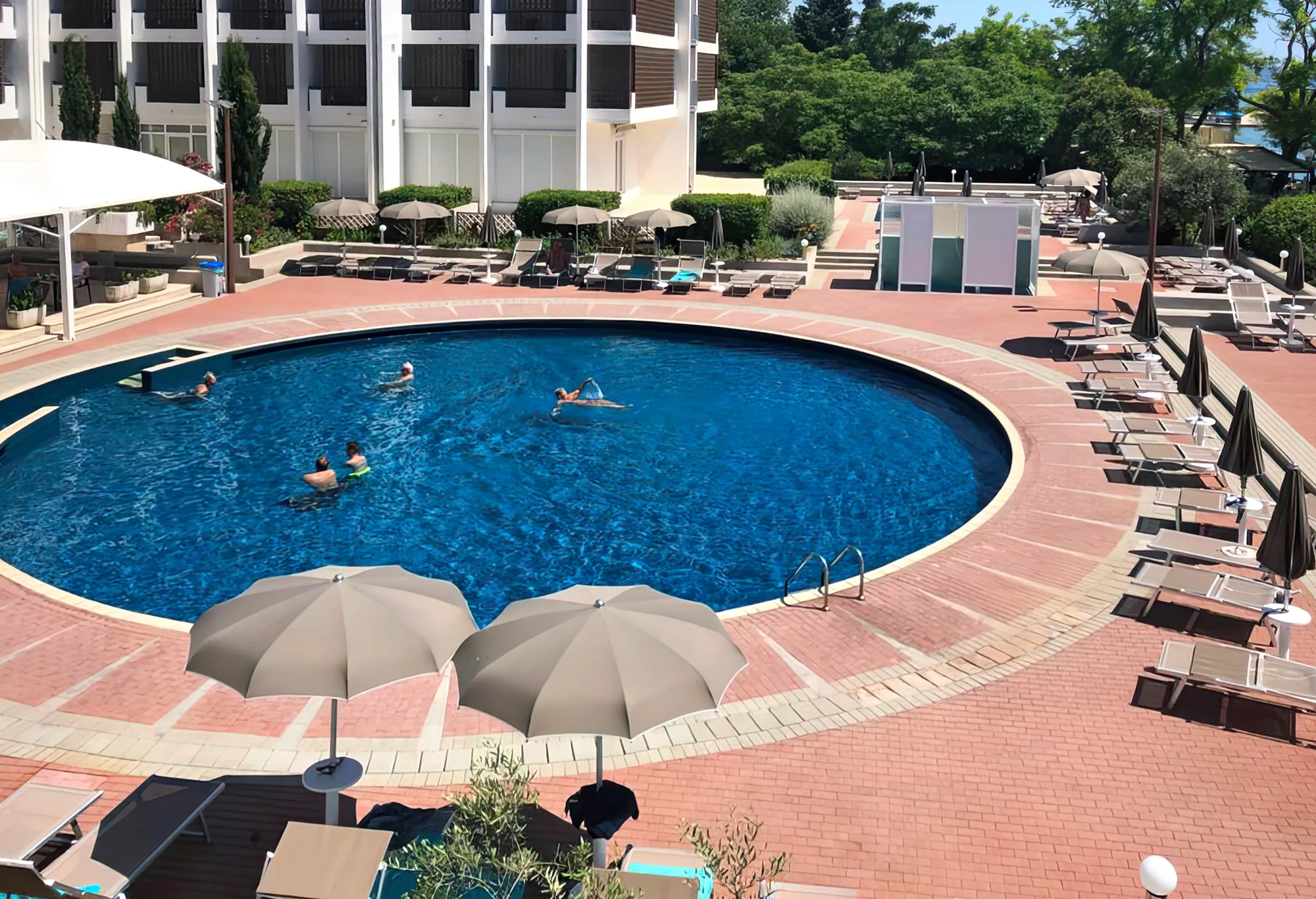 Moderný hotel v Zadare priamo pri mori s raňajkami, polpenziou alebo plnou penziou a bazénom – Obrázok 3