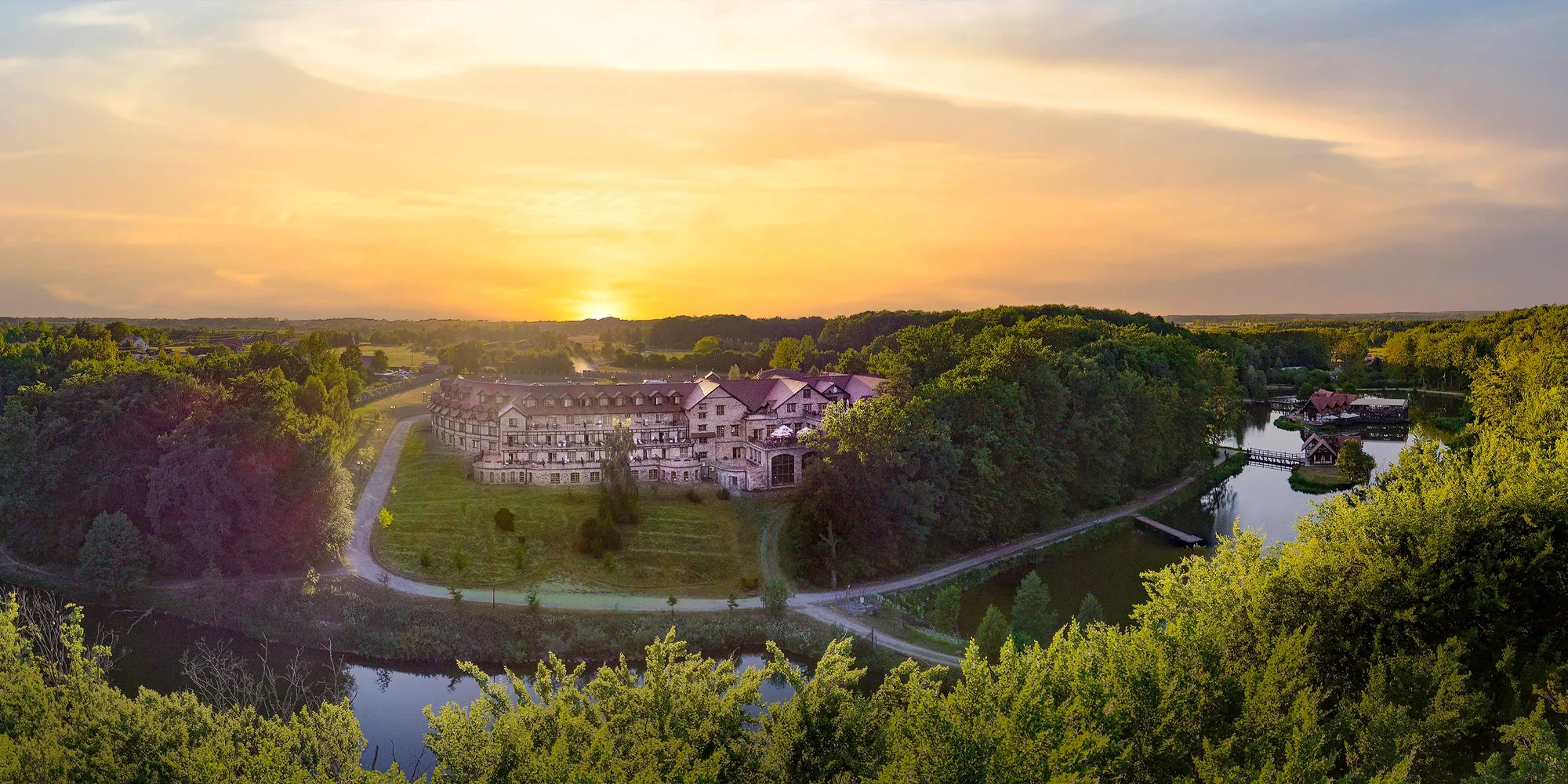 Parádny rezort 13 km od Baltského mora: raňajky, wellness, zoo aj kone, vlastné jazero, festival a mnoho ďalšieho