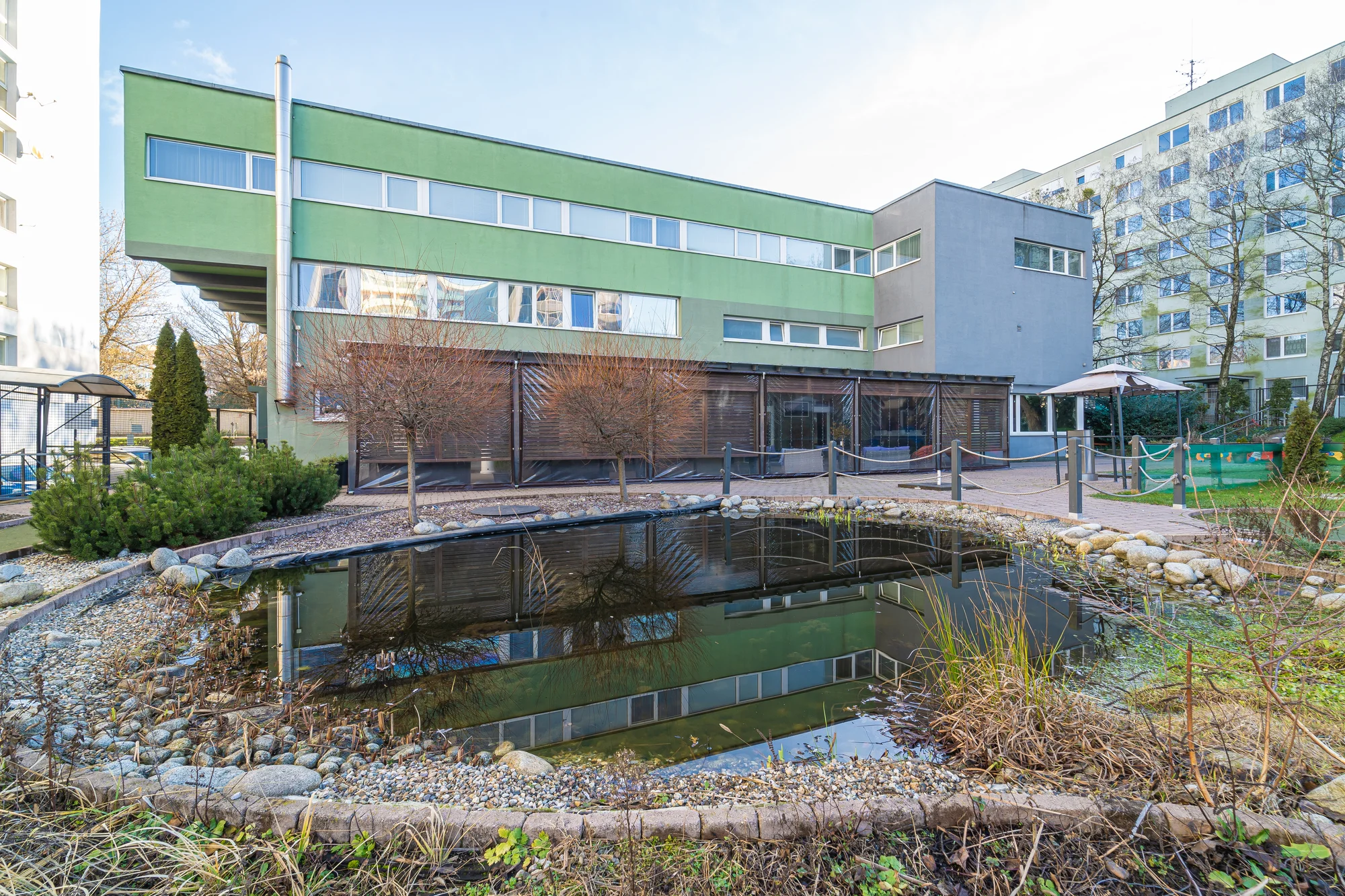 Spoznajte Košice: izby v modernom štýle, výborná reštaurácia s terasou, unikátny minigolf aj veľké detské ihrisko – Obrázok 3