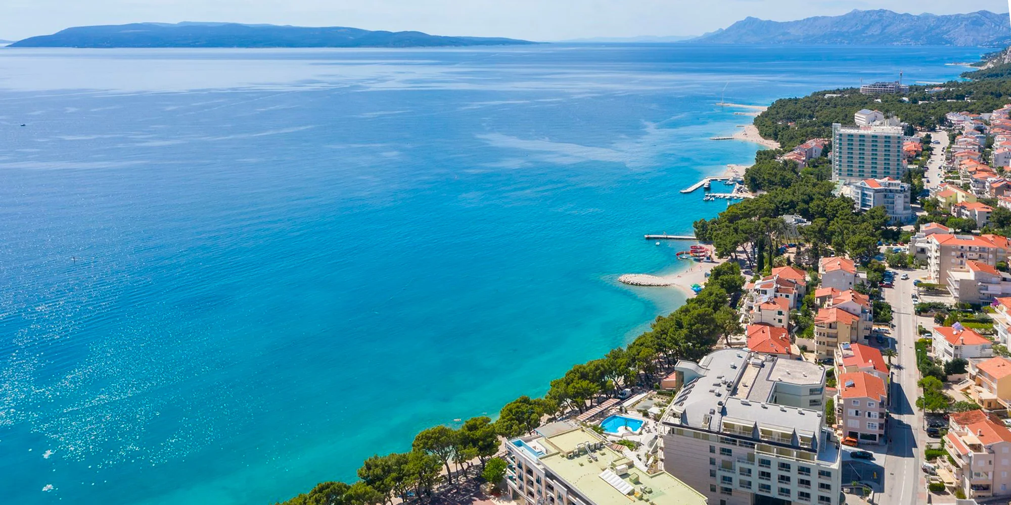 Letovisko Makarská: 4* hotel pri pláži s raňajkami alebo polpenziou, wellness aj bazénom