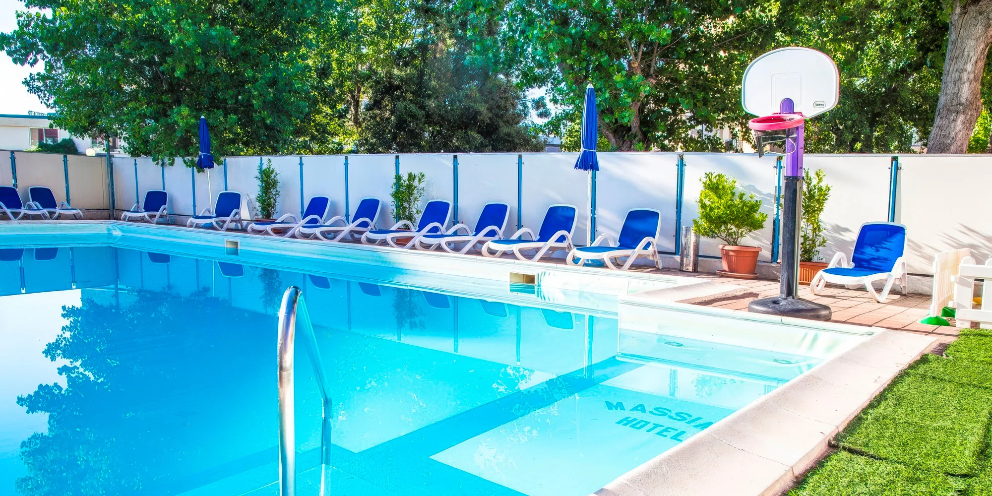 Jadranská riviéra pri Rimini: 3* hotel blízko pláže, plná penzia alebo polpenzia, vonkajší bazén