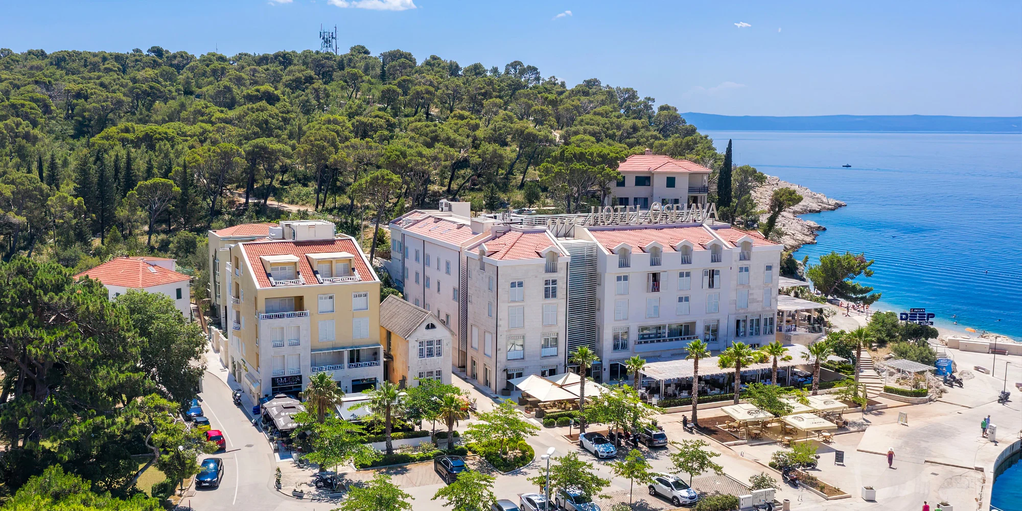 Krásne zrenovovaný hotel v Makarskej: pri pláži a s bazénom, raňajky alebo polpenzia