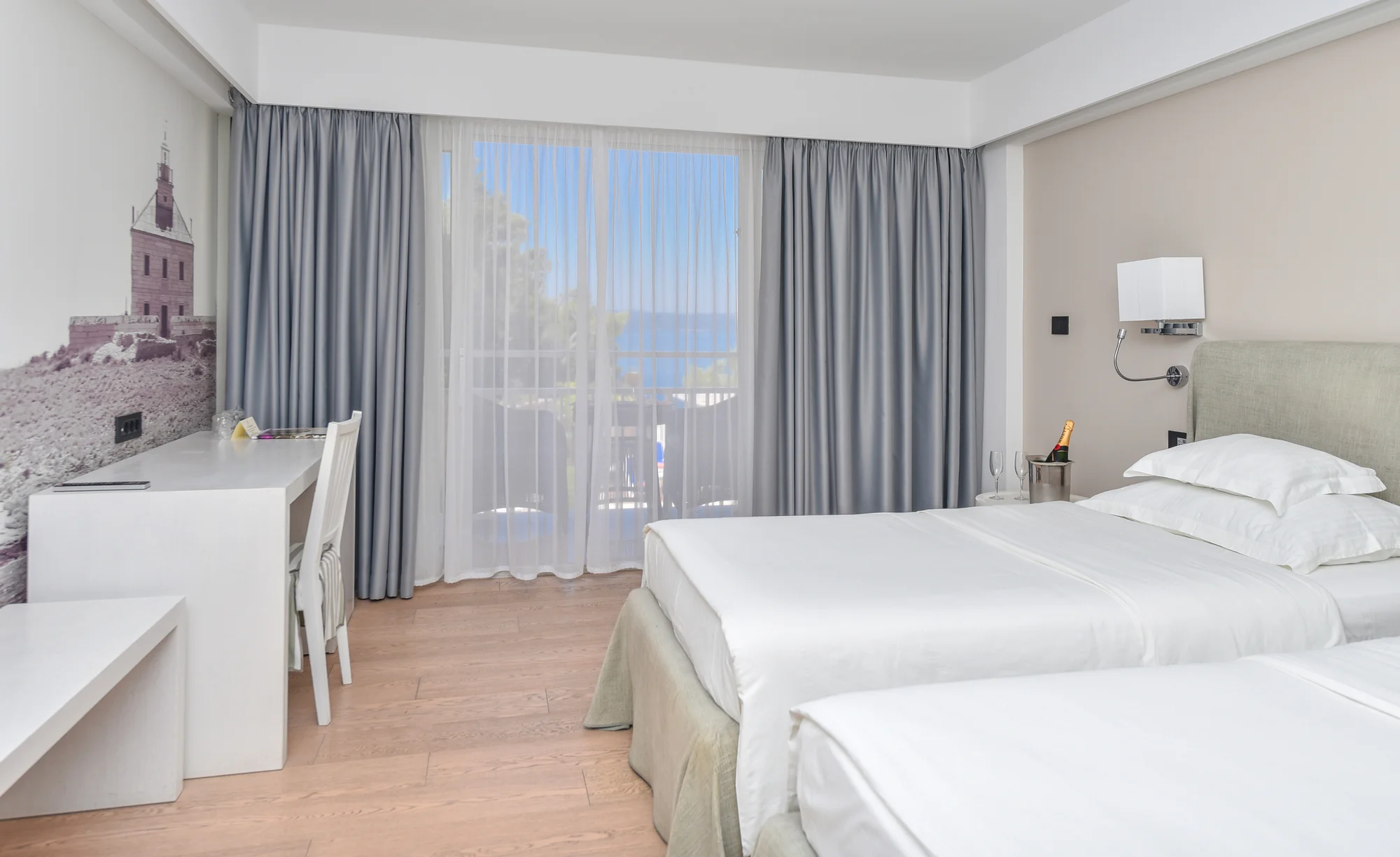 Krásne zrenovovaný hotel v Makarskej: pri pláži a s bazénom, raňajky alebo polpenzia – Obrázok 3