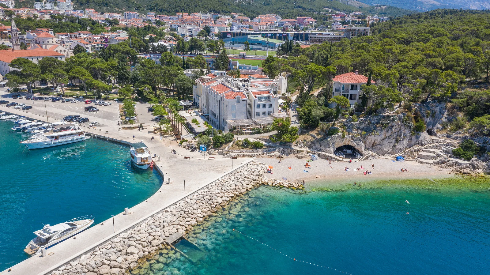 Krásne zrenovovaný hotel v Makarskej: pri pláži a s bazénom, raňajky alebo polpenzia – Obrázok 4