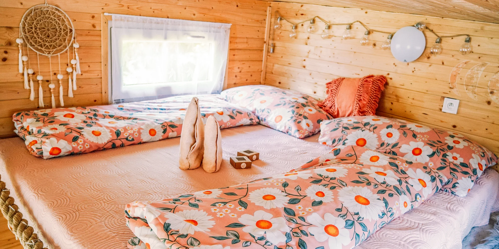 Užite si malý kúsok raja v plne vybavenom domčeku s terasou, ohniskom a raňajkami v piknikovom koši – Obrázok 2