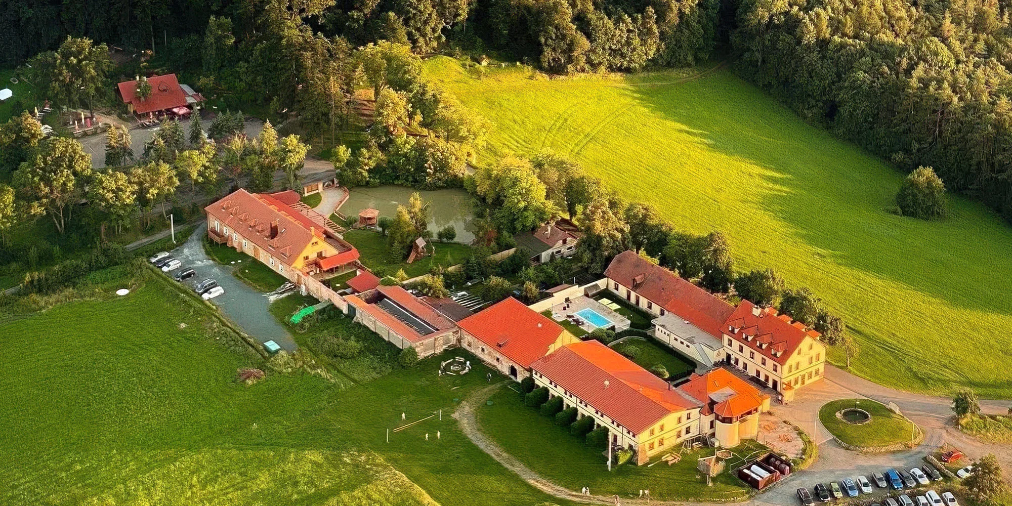Pobyt v hoteli pri hrade Buchlov s raňajkami aj večerami a wellness alebo masážou – Obrázok 3