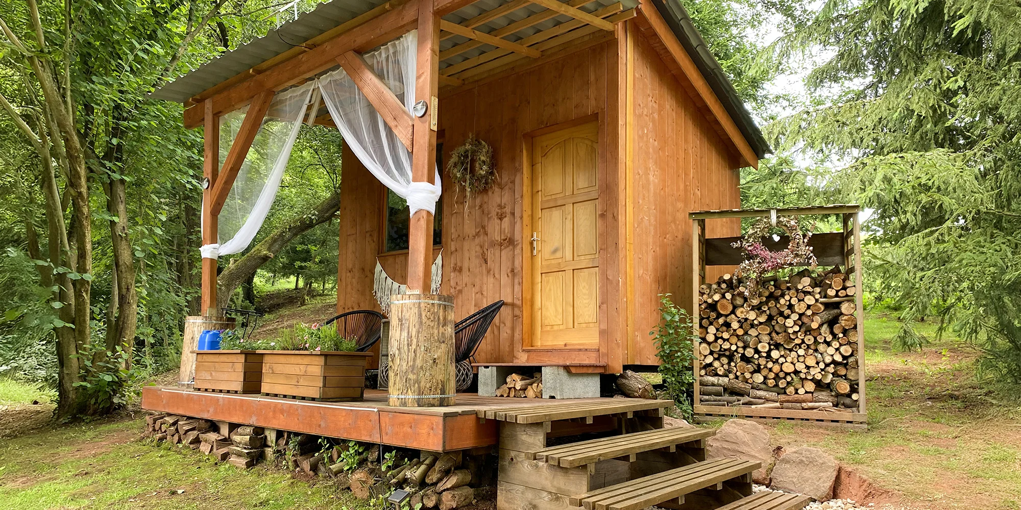 Tiny house v Podkrkonoší: útulný domček s možnosťou relaxu v saune a kúpacom sude