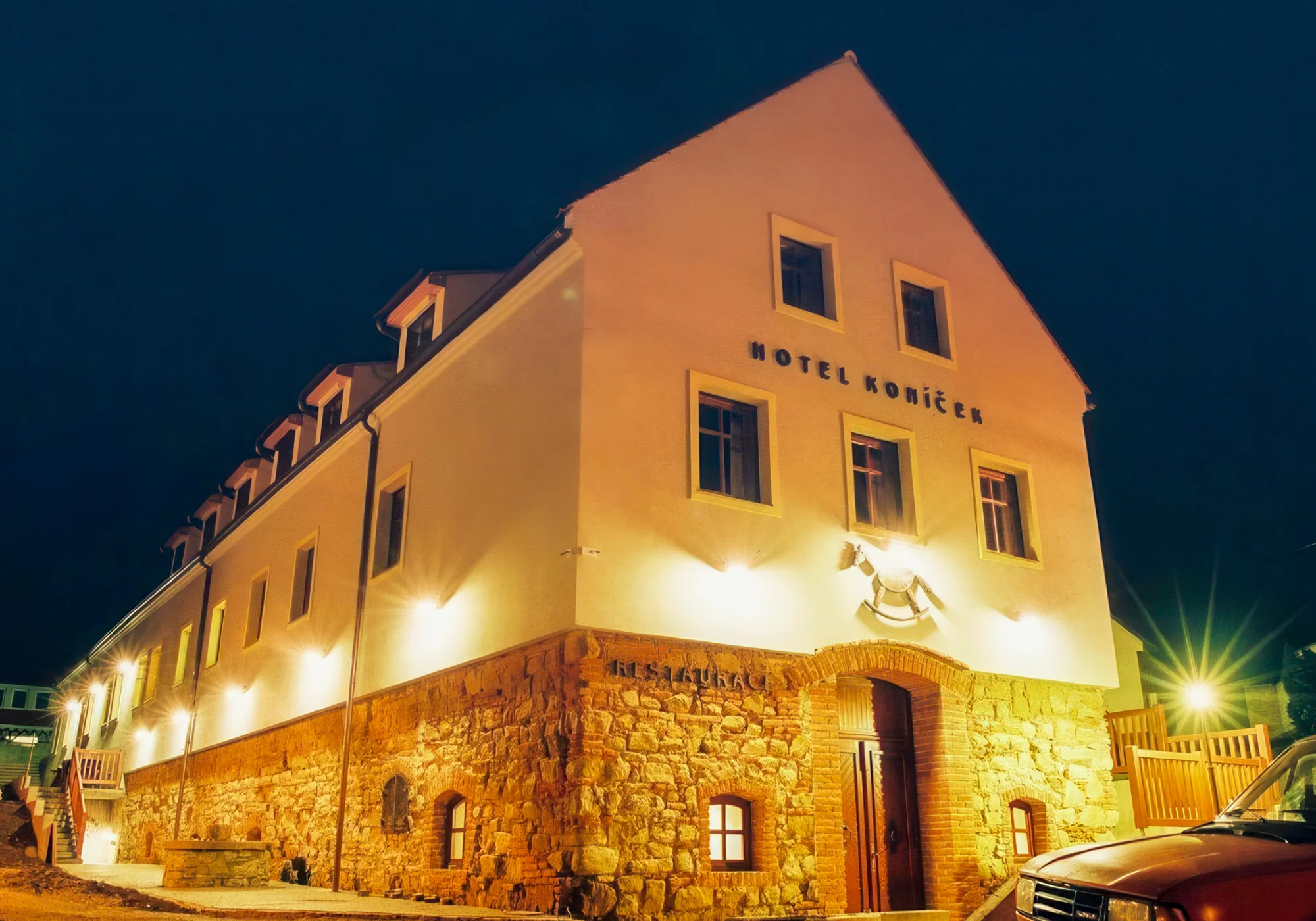 Štýlový hotel na južnej Morave s raňajkami, degustačnou večerou a fľašou vína – Obrázok 3
