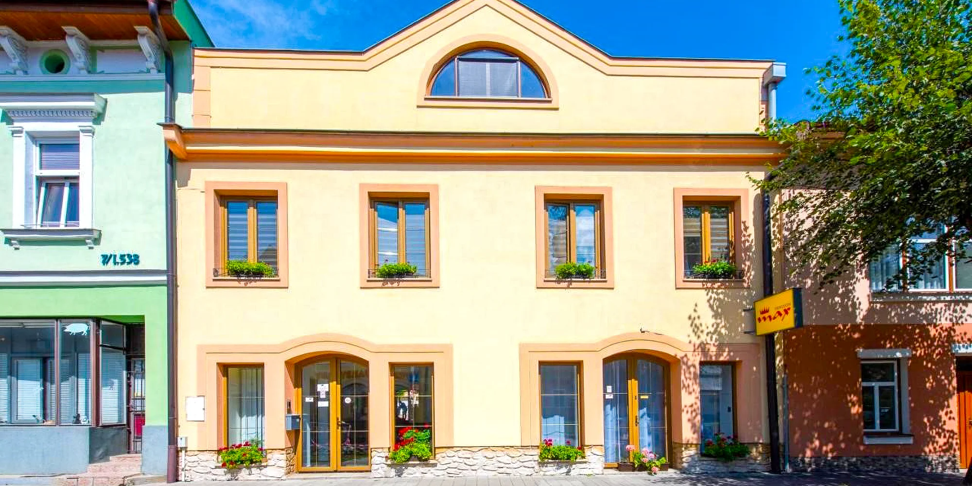 Pobyt s raňajkami v historickom centre Kežmarku: v ponuke aj nadštandardná izba so saunou – Obrázok 2