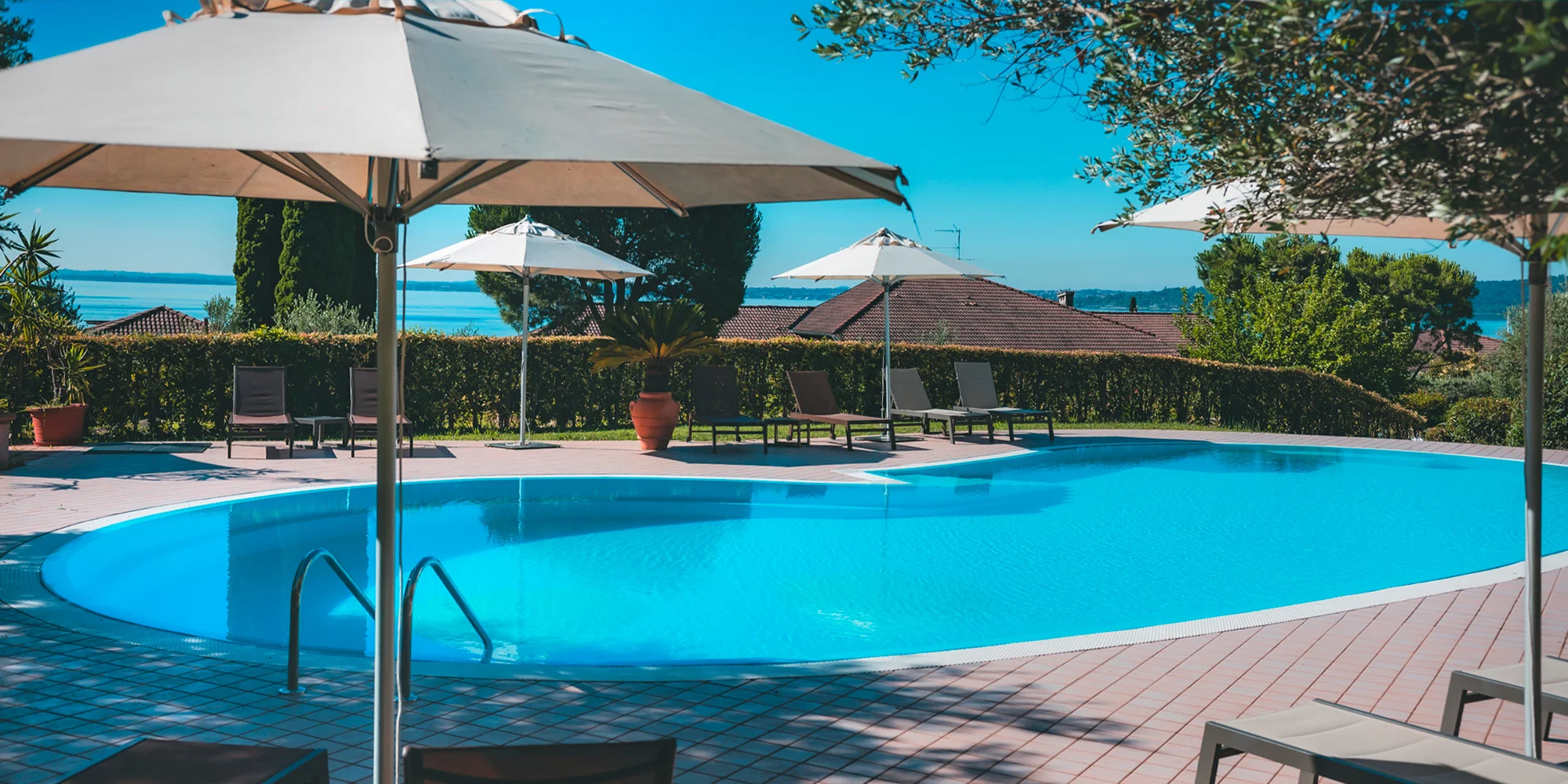 Lago di Garda: 4* hotel s bazénom a panoramatickou terasou hneď pri jazere, strava v cene