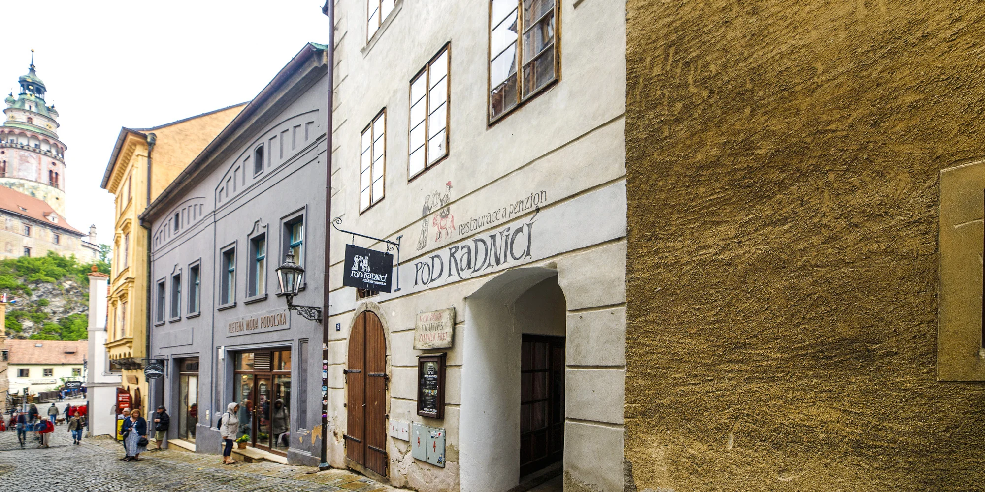 Pobyt v srdci Českého Krumlova s raňajkami a vínom: izba alebo apartmán až pre 5 osôb – Obrázok 2