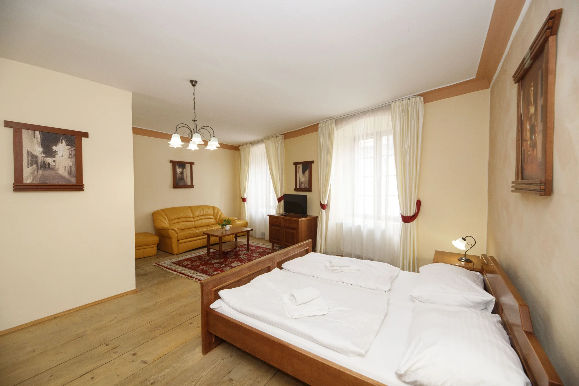 Pobyt v srdci Českého Krumlova s raňajkami a vínom: izba alebo apartmán až pre 5 osôb – Obrázok 5