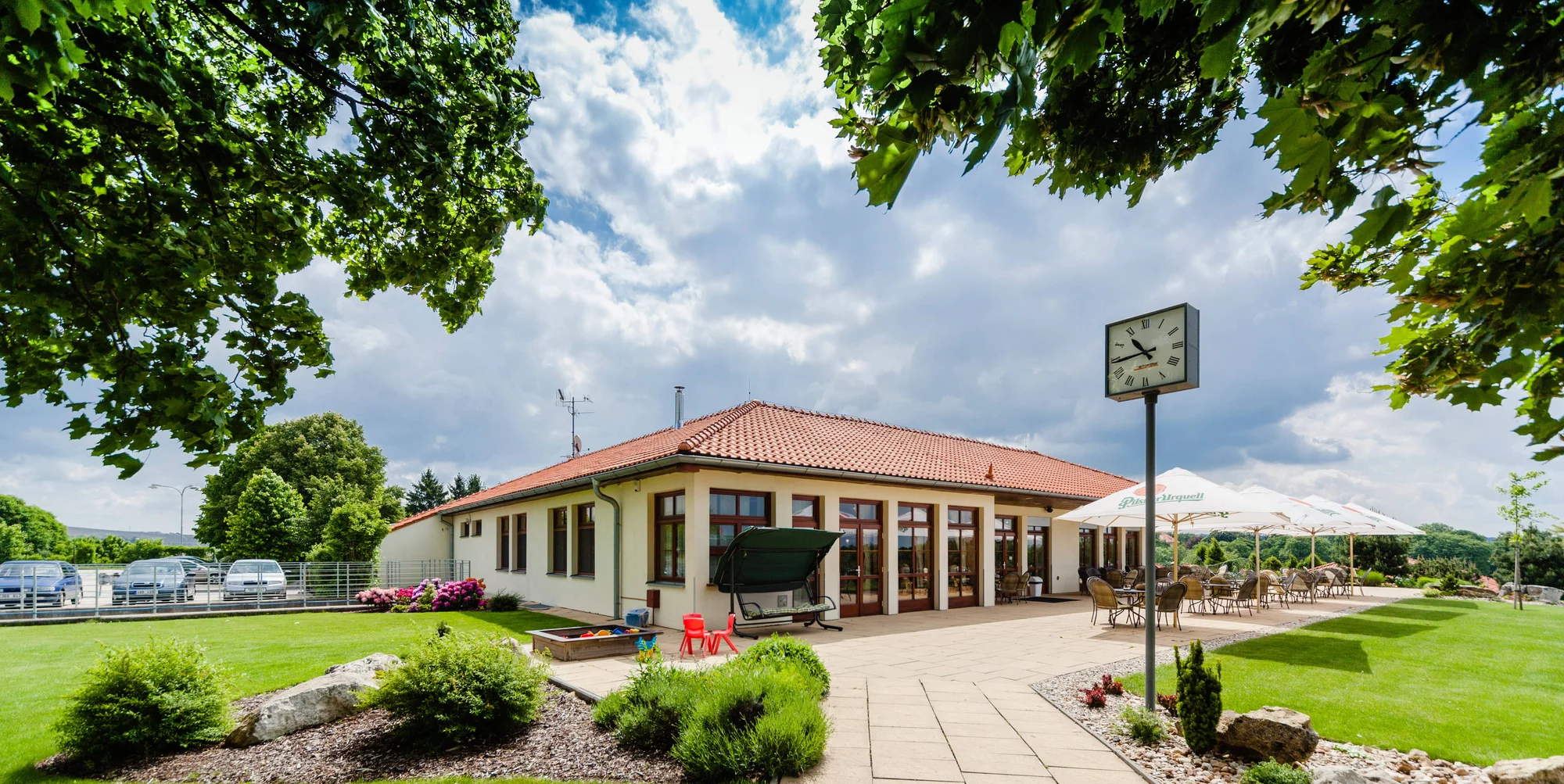 Pohoda v Slavkove pri golfovom ihrisku: raňajky alebo polpenzia a víno – Obrázok 6