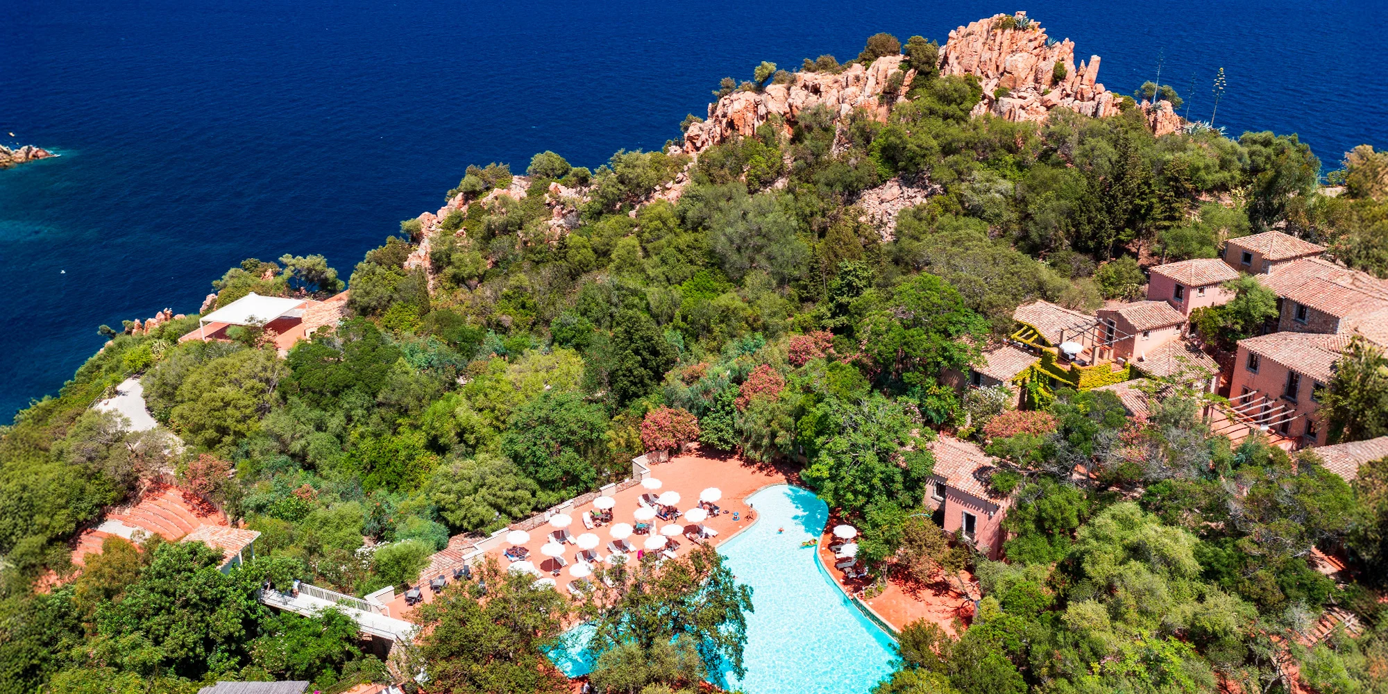 Sardínia: hotel Borgo Cala Moresca v rovnomennom zálive – bazény, stravovanie aj wellness a vstup do národného parku