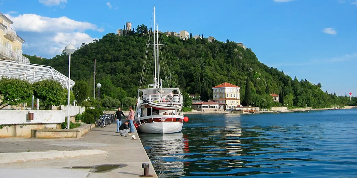 Chorvátska dovolenka na ostrove Krk: polpenzia, hotel 50 metrov od mora, športové aktivity – Obrázok 3