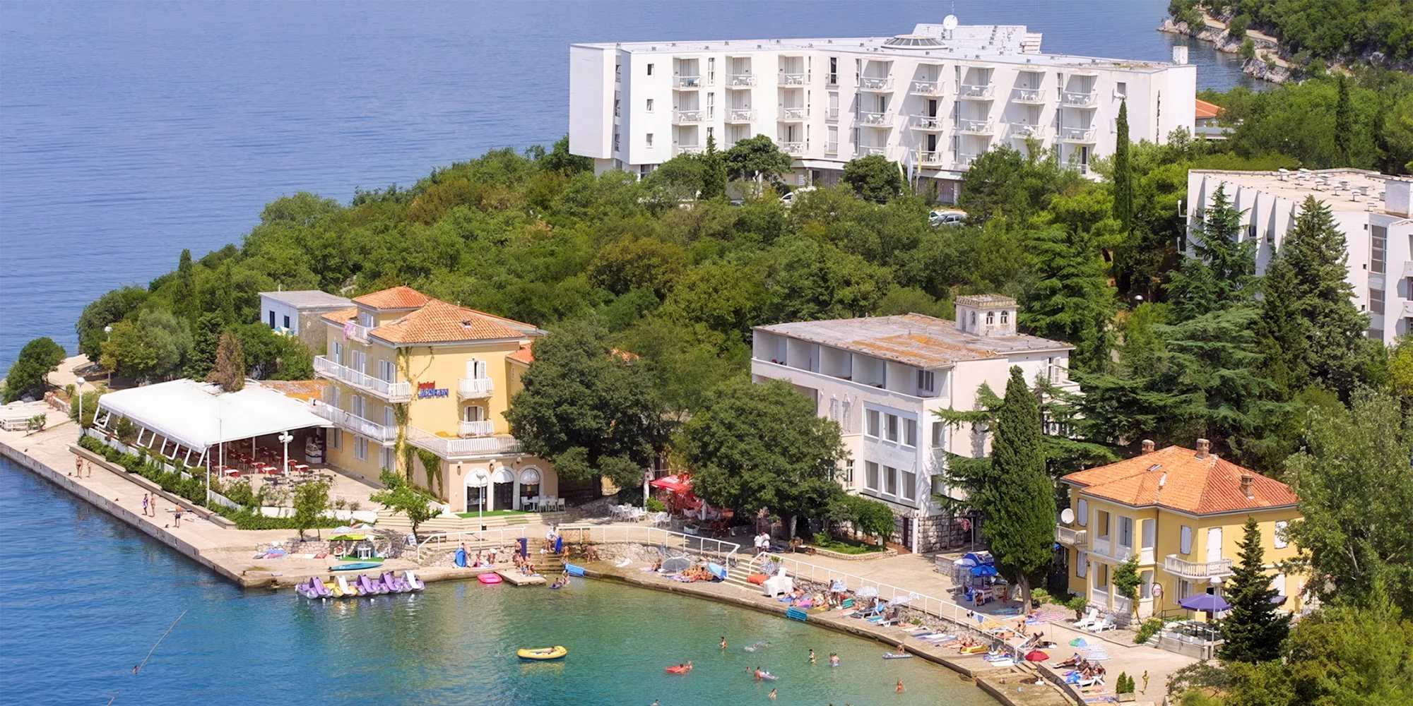 Chorvátska dovolenka na ostrove Krk: polpenzia, hotel 50 metrov od mora, športové aktivity