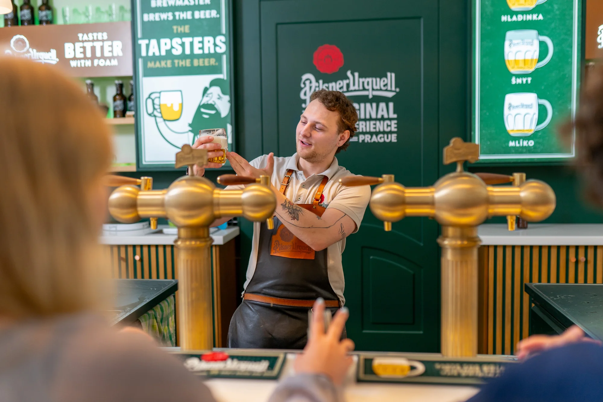 Škola čapovania alebo expozícia Pilsner Urquell Experience v Prahe – Obrázok 4