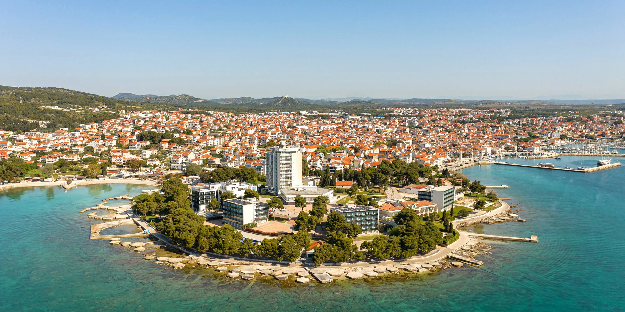 Dalmácia pre dvoch aj rodinu: 4* hotel pri mori, bohaté raňajky a večere, neobmedzene bazén