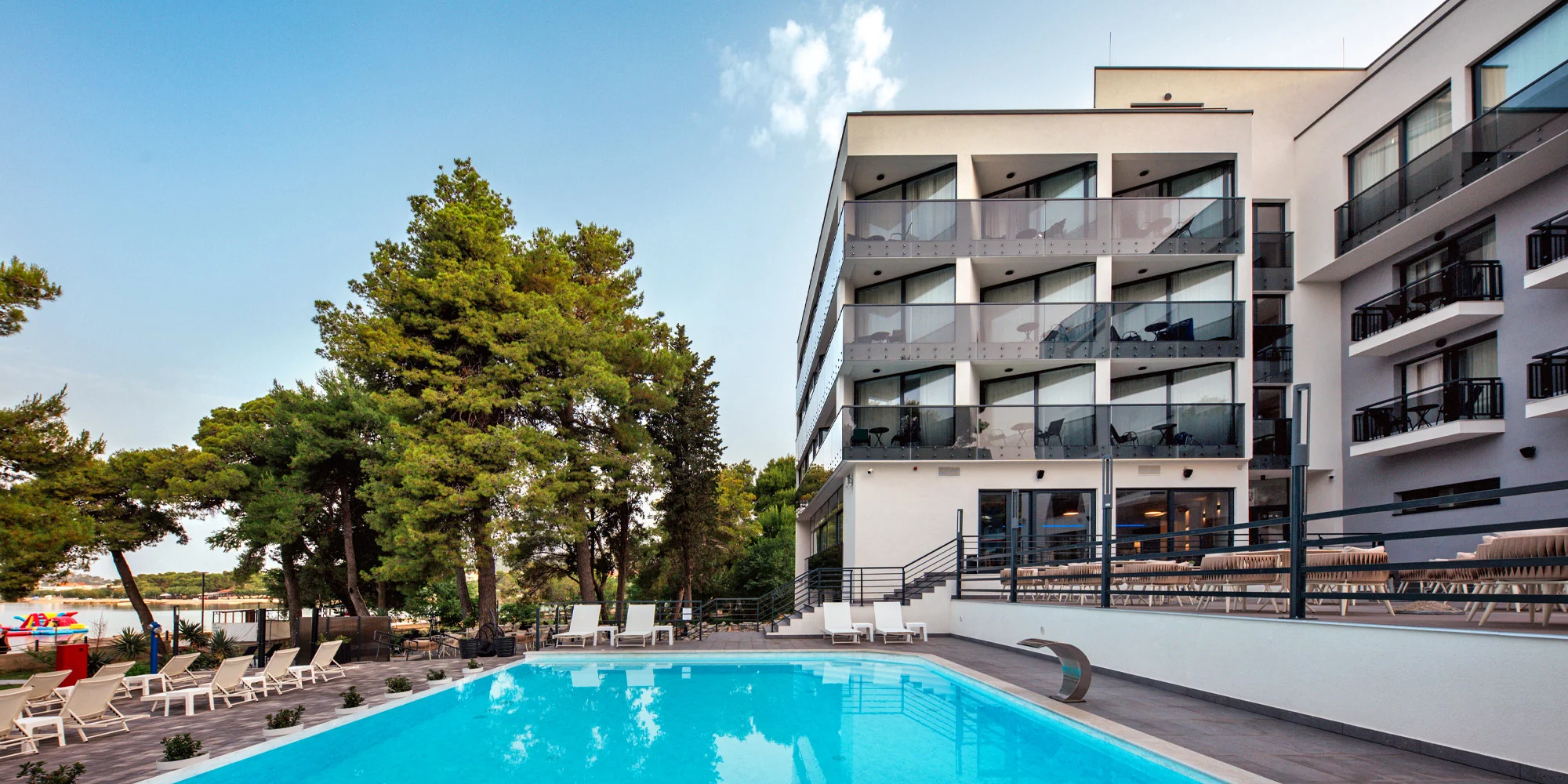 Dalmácia pre dvoch aj rodinu: 4* hotel pri mori, bohaté raňajky a večere, neobmedzene bazén – Obrázok 2