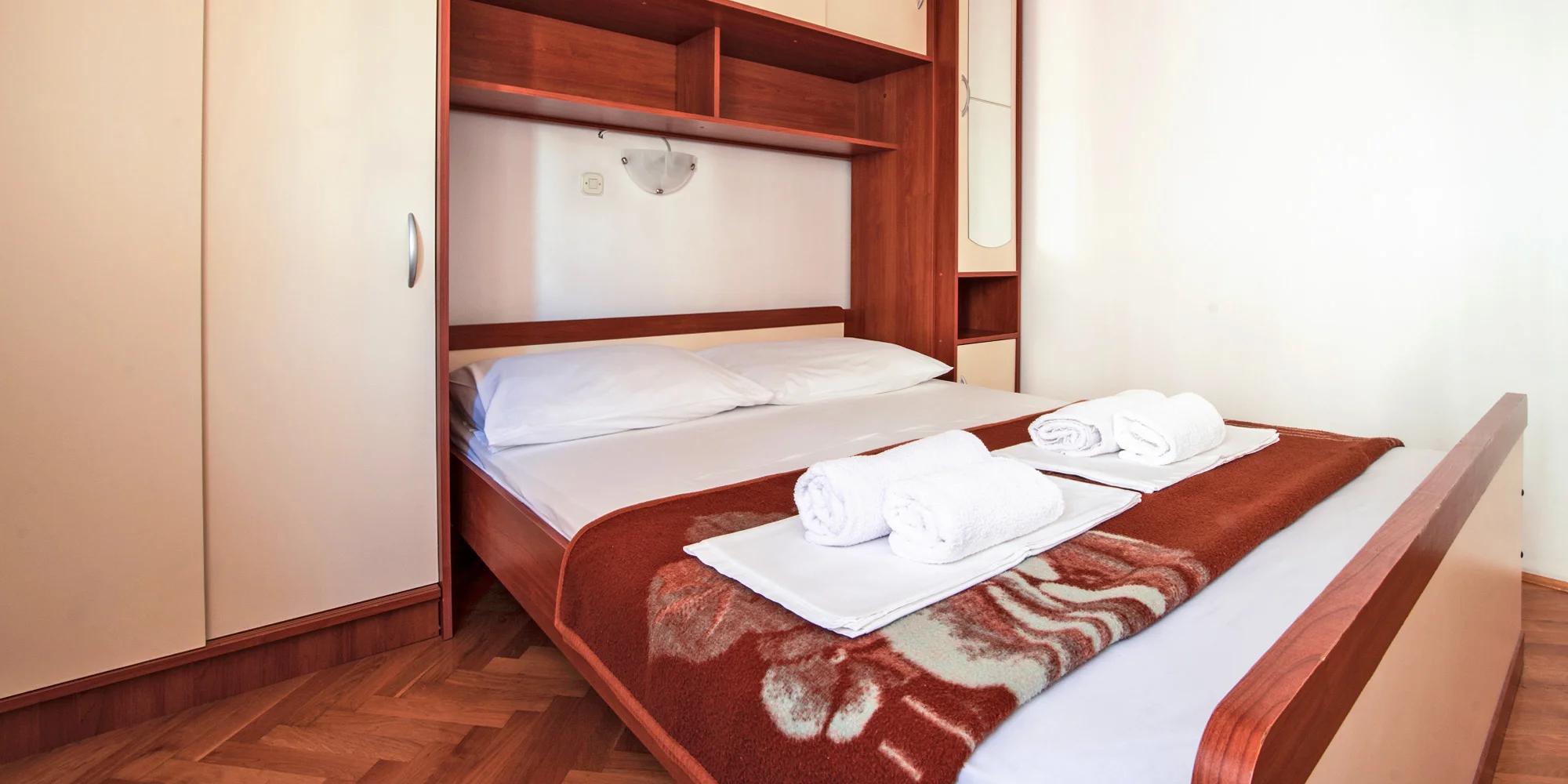 Chorvátska pohoda: pobyt v jednoduchom apartmáne na Omišskej riviére – Obrázok 3
