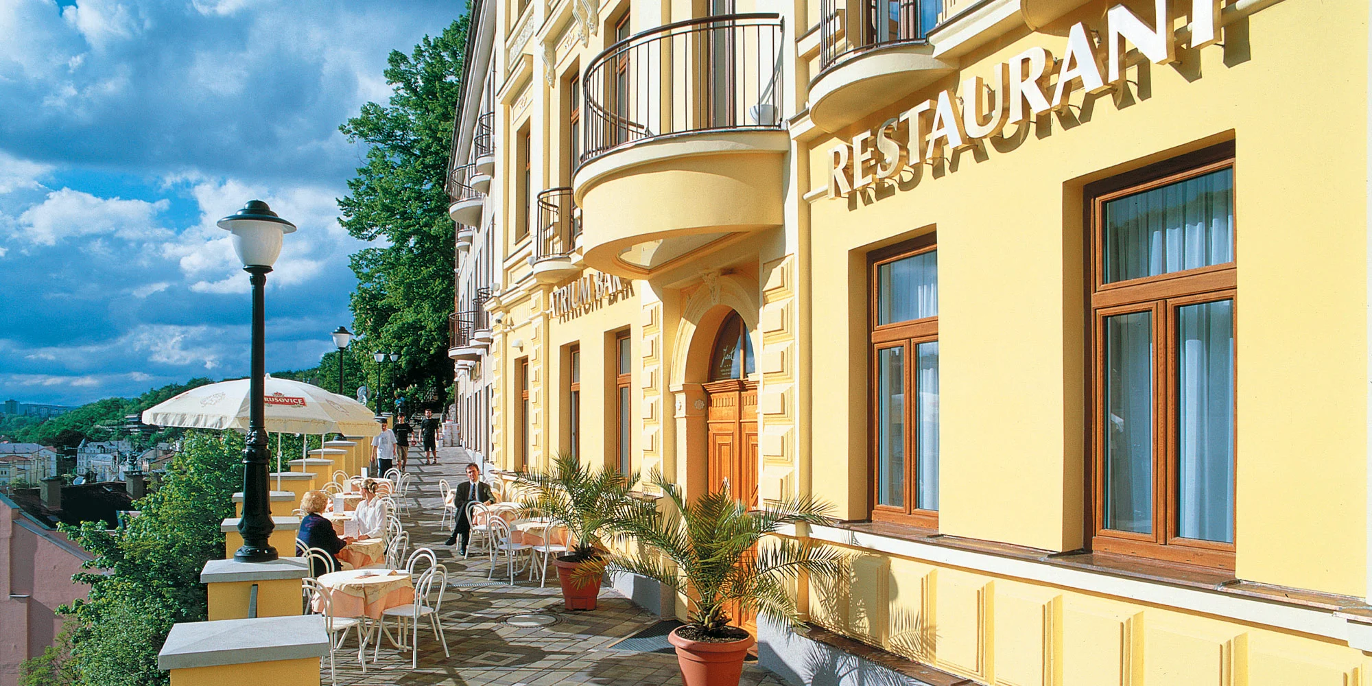 4* pobyt v centre Karlových Varov: ubytovanie s raňajkami alebo polpenziou, wellness aj masážou