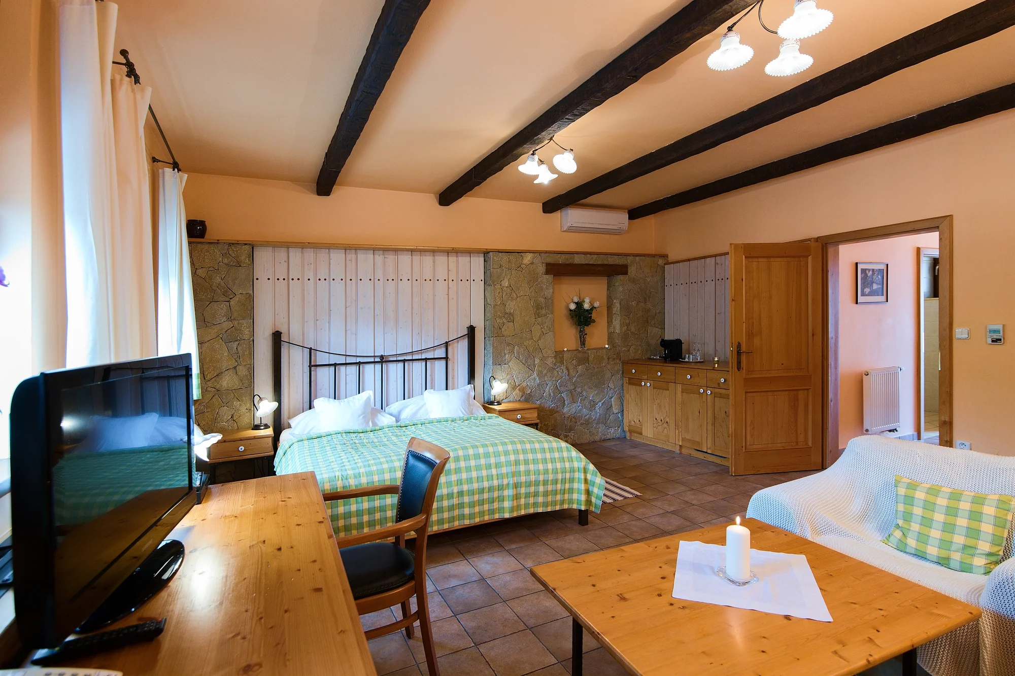 Štýlový hotel na južnej Morave s raňajkami, degustačnou večerou a fľašou vína – Obrázok 6