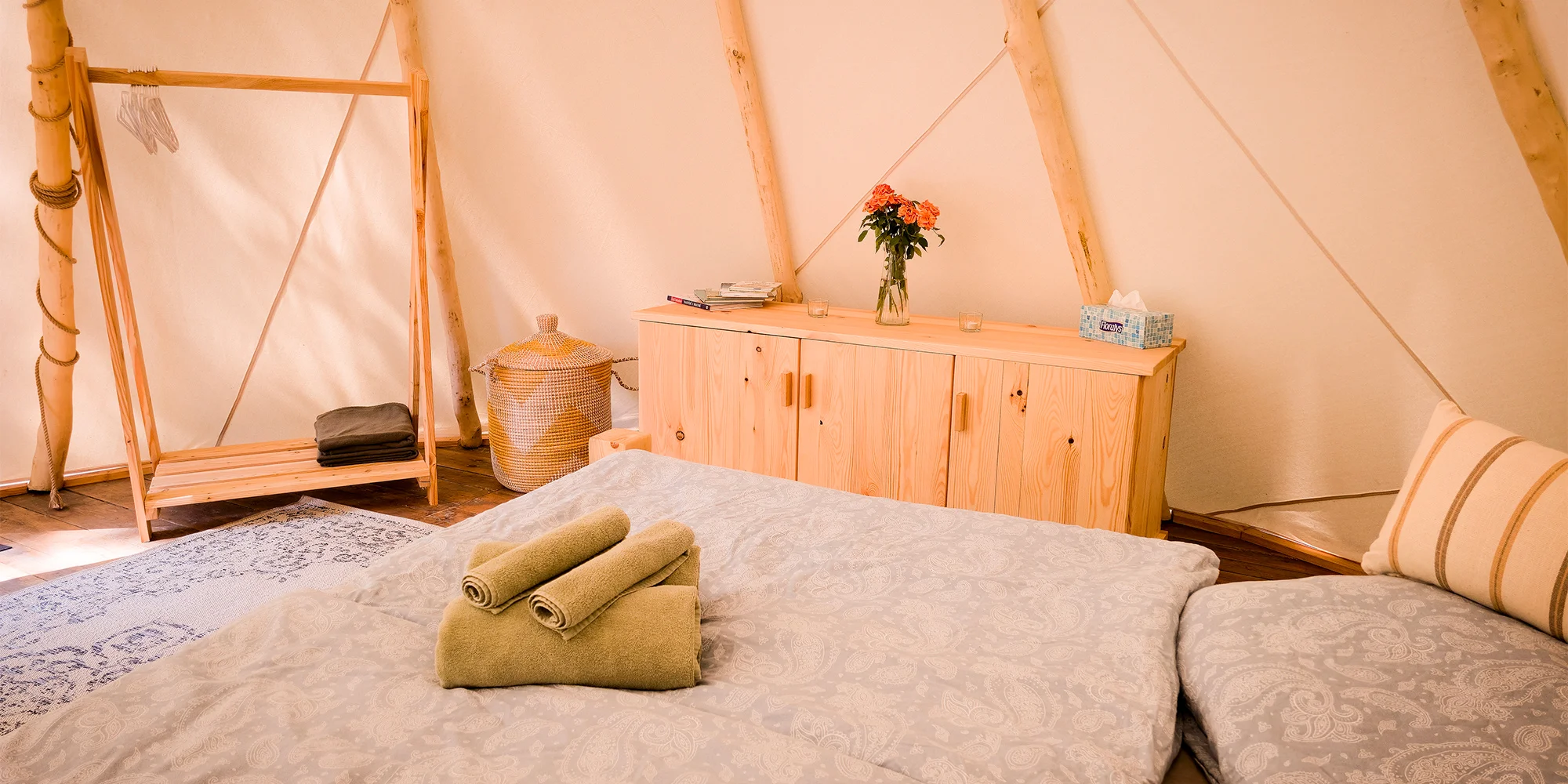 Zážitkové nocovanie vo vybavenom teepee: sprcha s teplou vodou, solárna elektrina aj kúpací sud – Obrázok 2