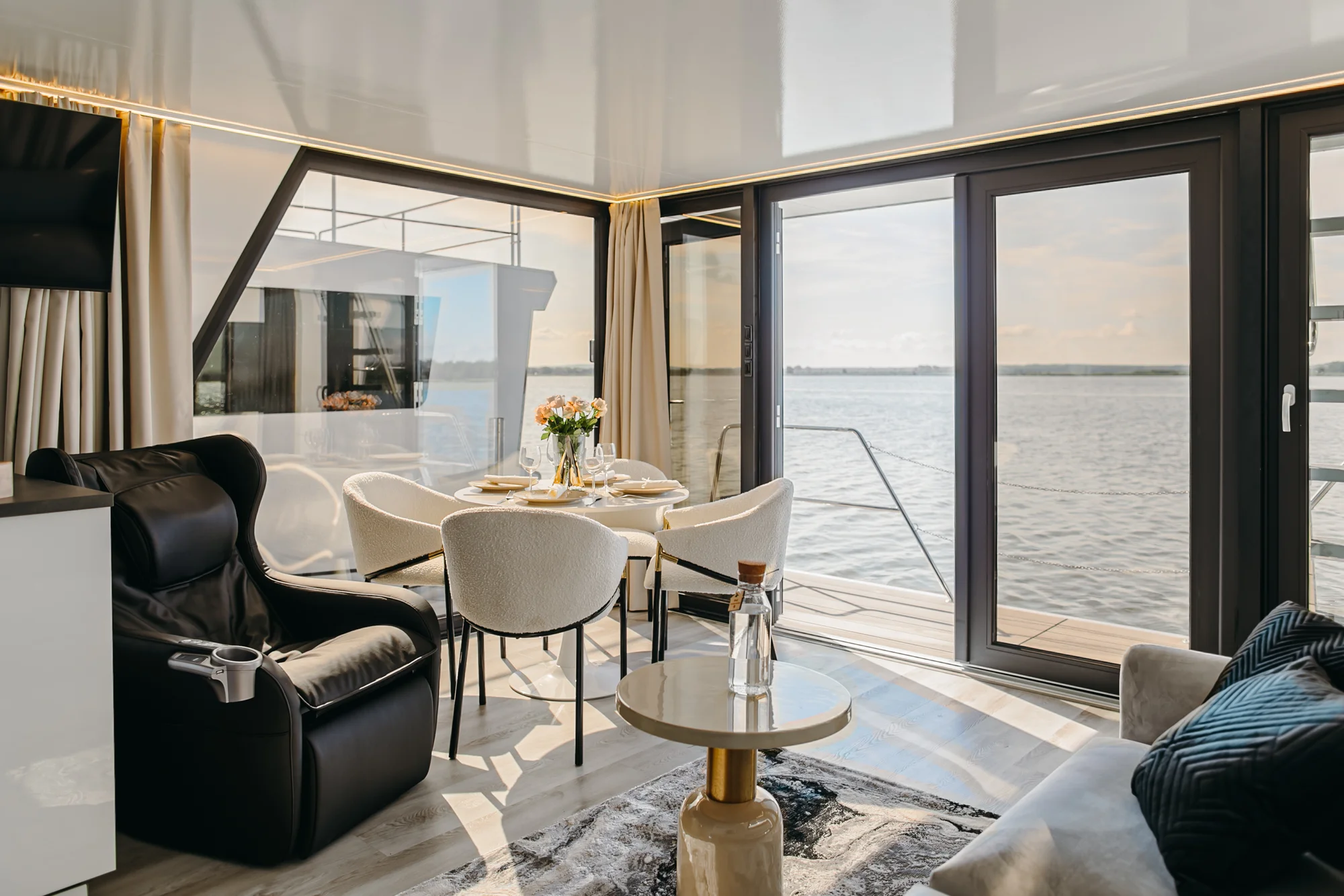 Luxusné houseboaty a bubliny na jazere: privátne wellness, strava, vodné športy a more 200 m – Obrázok 5