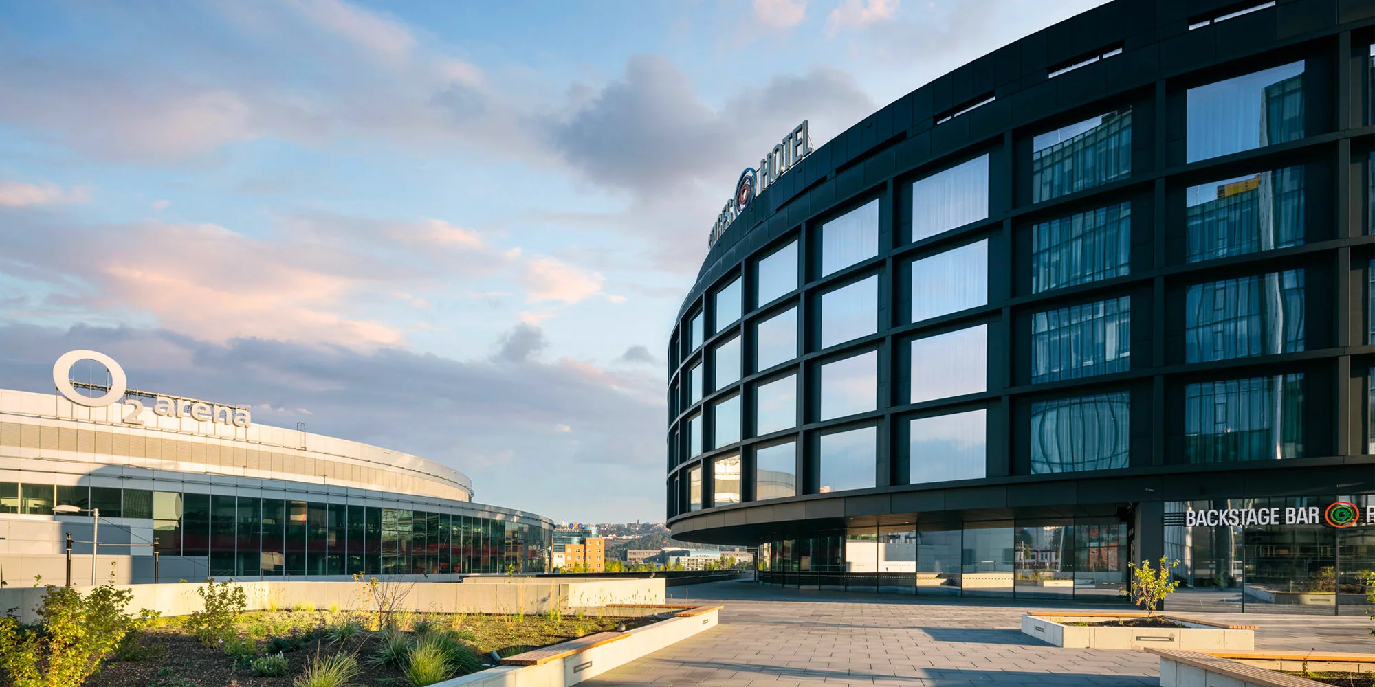 Moderný Stages Hotel**** pri O2 aréne: vychýrená kuchyňa, parkovanie v cene a skvelá dostupnosť do centra