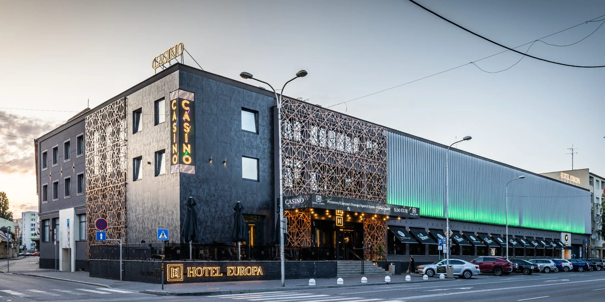 Nový exkluzívny 4* hotel s kasínom: industriálna reštaurácia aj hracie žetóny