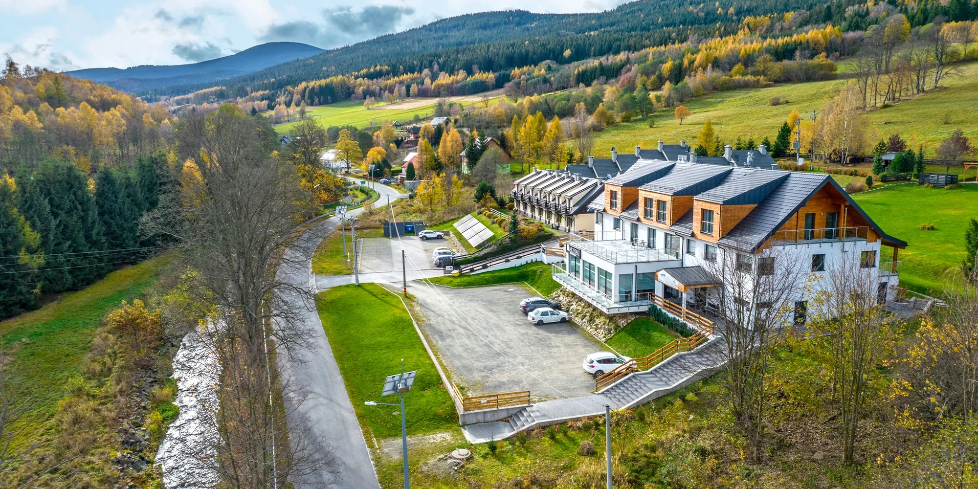 Moderné apartmány pod Śnieżnikiem: wellness, raňajky a zázemie pre rodiny s deťmi