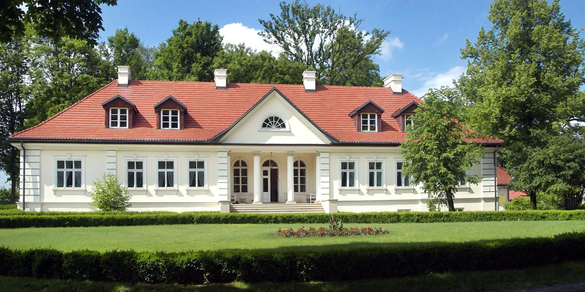 Pôvabný hotel s umením v historickom parku neďaleko Krakova s raňajkami alebo polpenziou – Obrázok 2