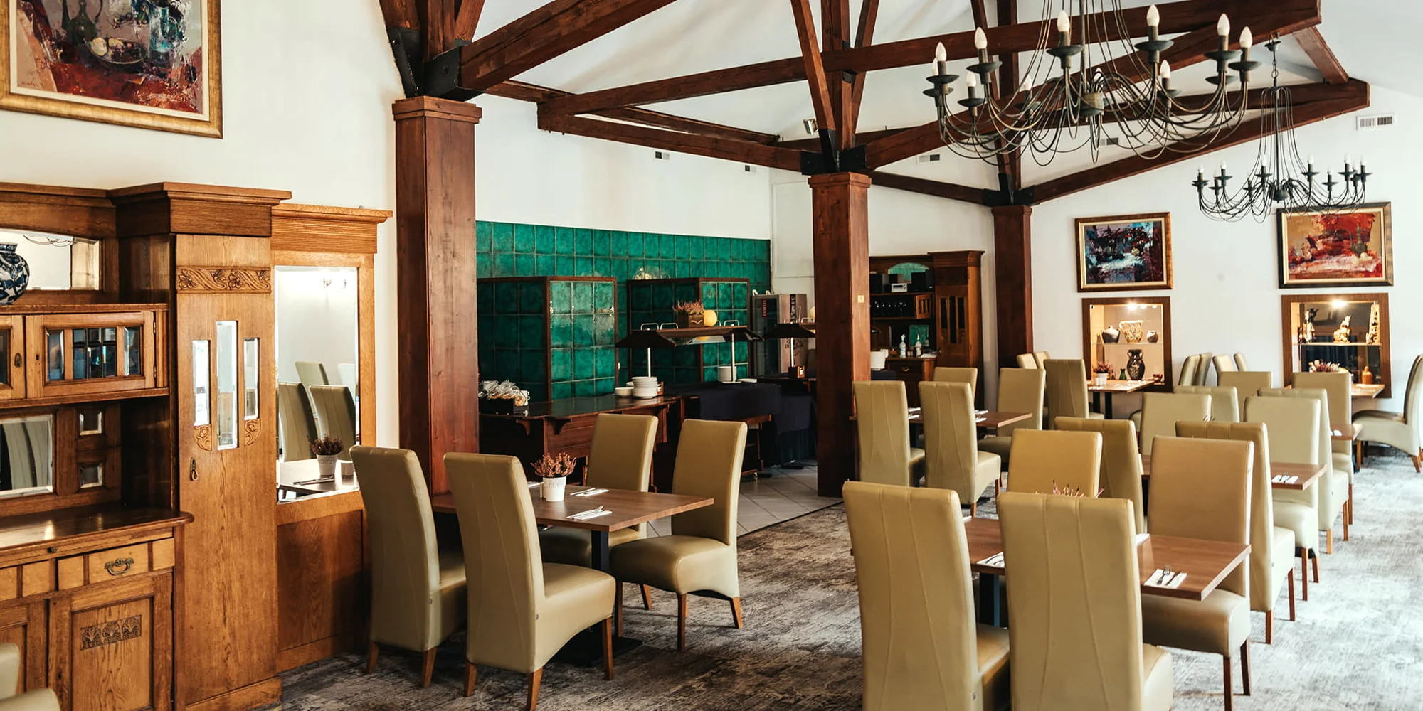 Pôvabný hotel s umením v historickom parku neďaleko Krakova s raňajkami alebo polpenziou – Obrázok 3