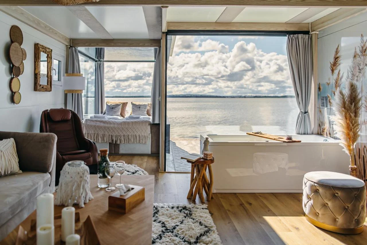 Luxusné houseboaty a bubliny na jazere: privátne wellness, strava, vodné športy a more 200 m – Obrázok 6