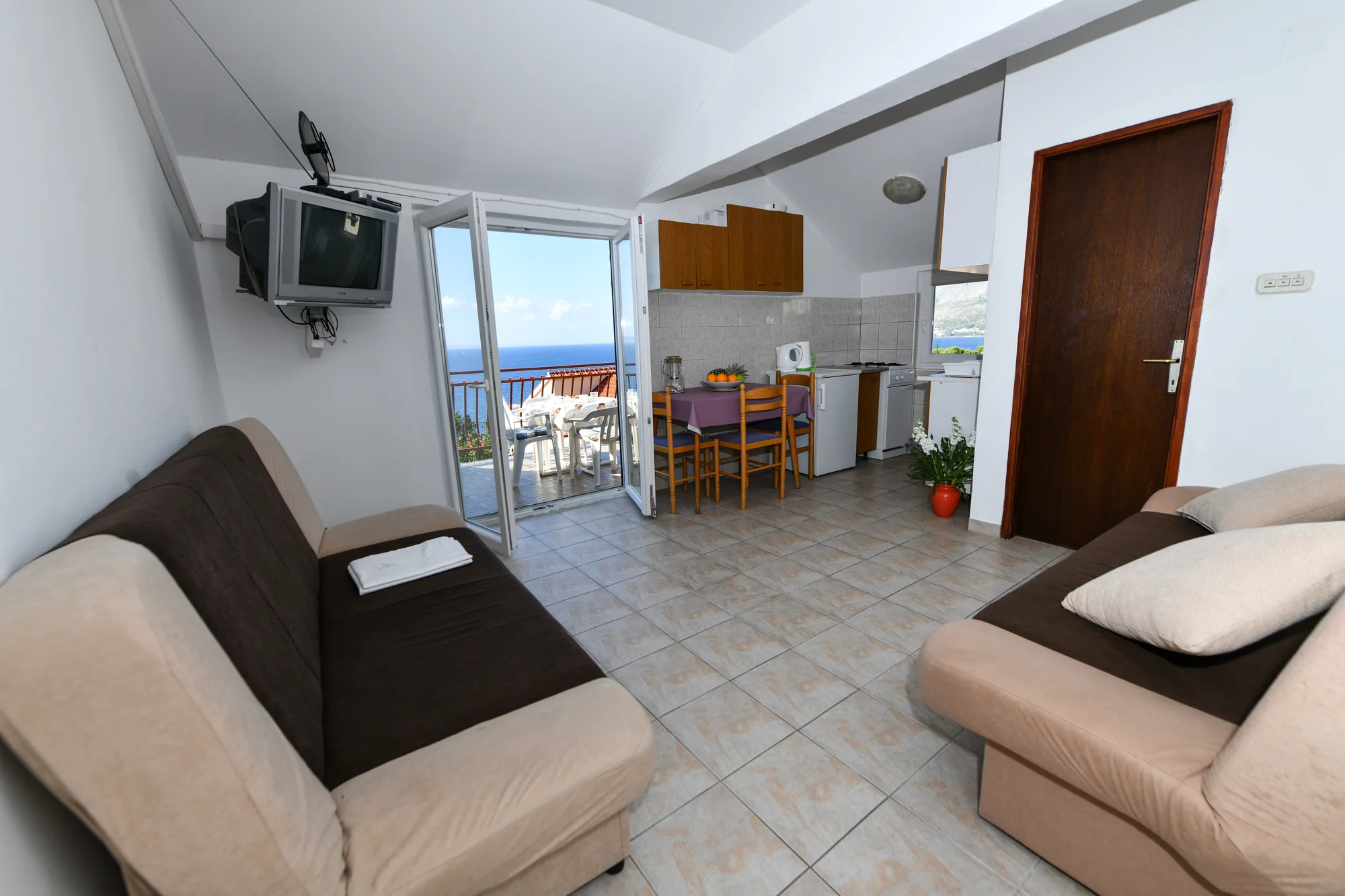 Omišská riviéra na 7 nocí: apartmány len 100 m od pláže s kapacitou až 6 osôb – Obrázok 5