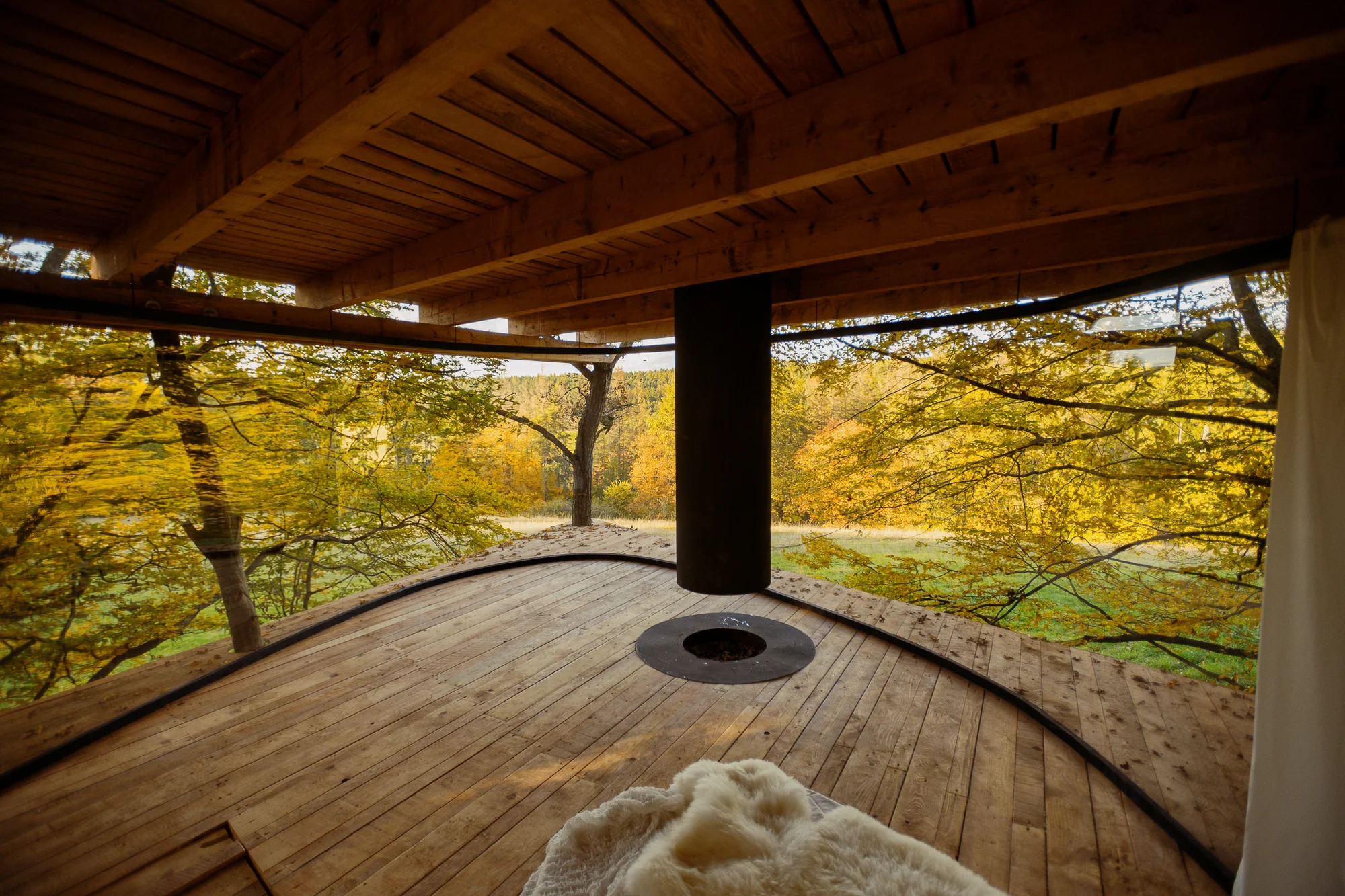 Romantika s výhľadom na ovčiu pastvinu: treehouse s krásnym krbom len pre vás dvoch – Obrázok 5
