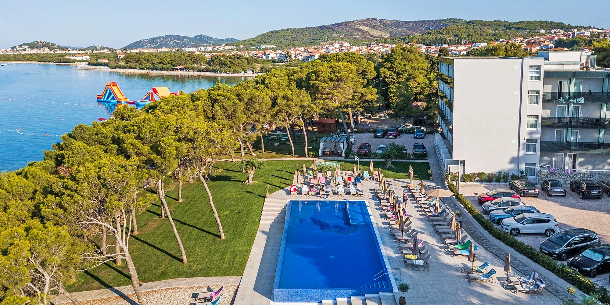 Užite si slnečné dni v Chorvátsku: 4* hotel pri mori, strava, infinity bazén aj výlety