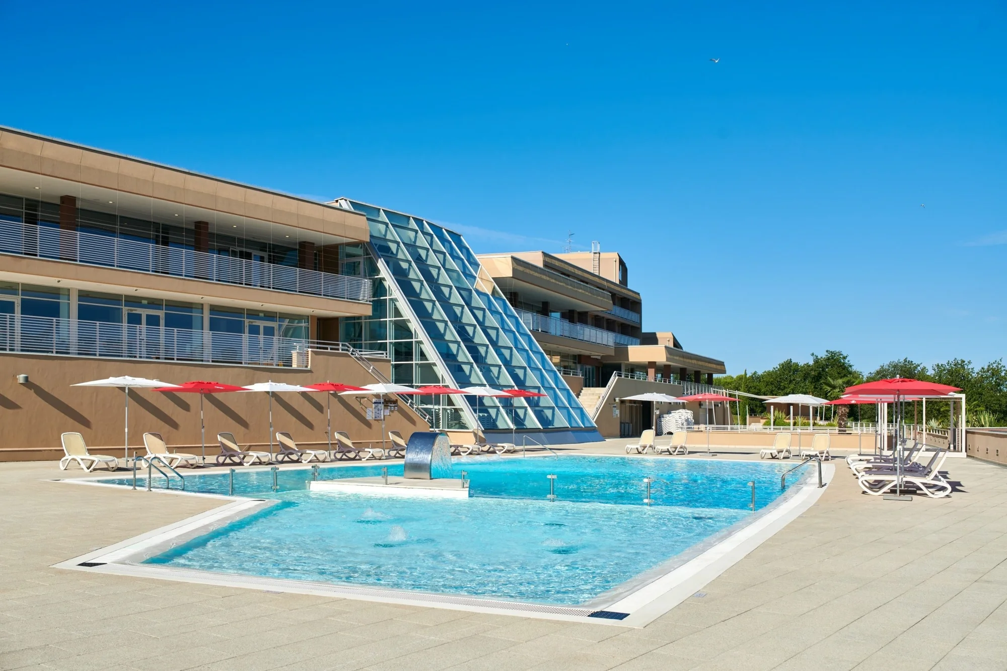 Dovolenka v Poreči: 4* hotel 300 m od pláže, bazény a wellness, polpenzia, dieťa zdarma – Obrázok 6