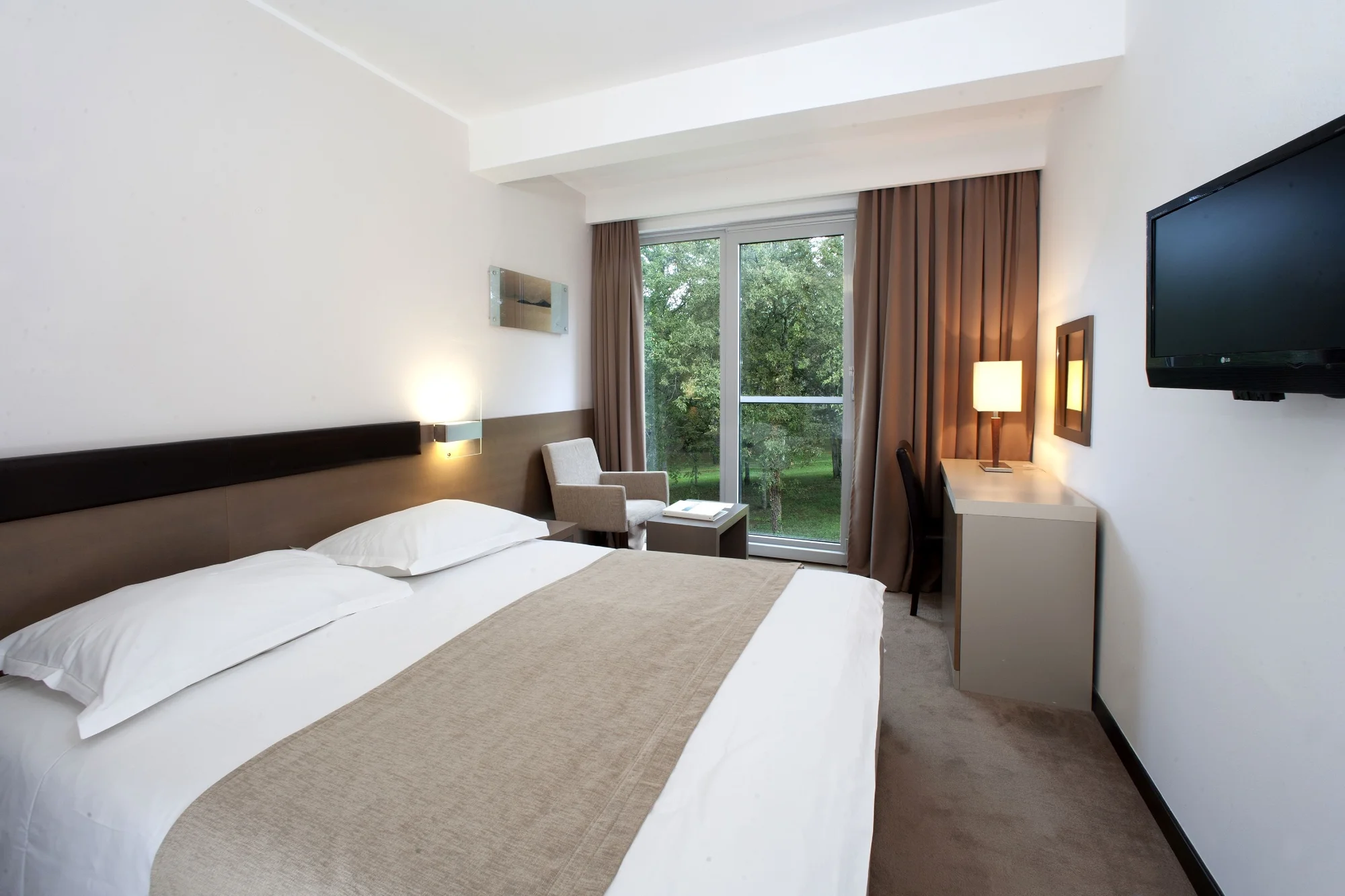 Dovolenka v Poreči: 4* hotel 300 m od pláže, bazény a wellness, polpenzia, dieťa zdarma – Obrázok 3