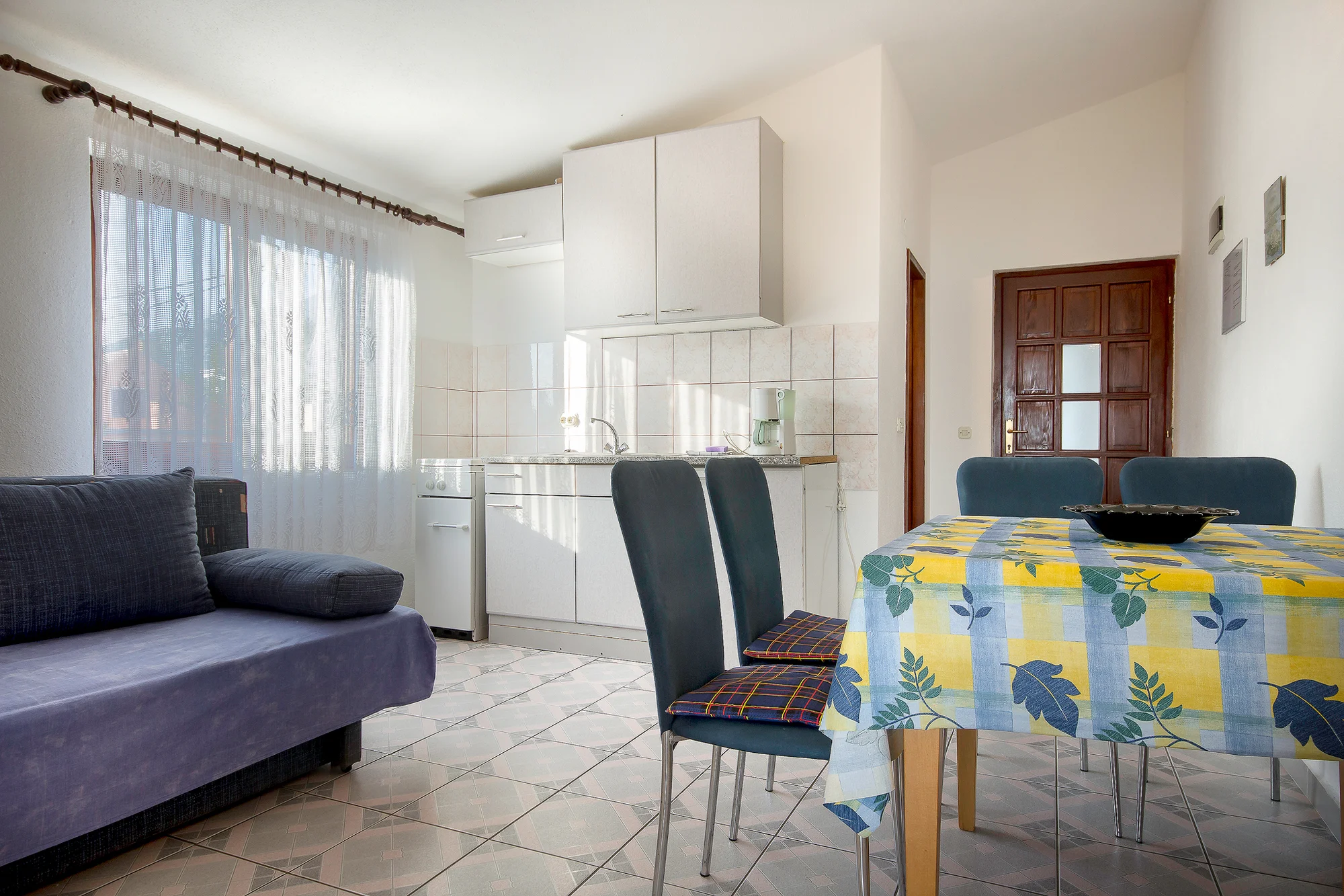 Pohoda v Chorvátsku priamo pri mori: moderný apartmán s kuchynkou – Obrázok 6