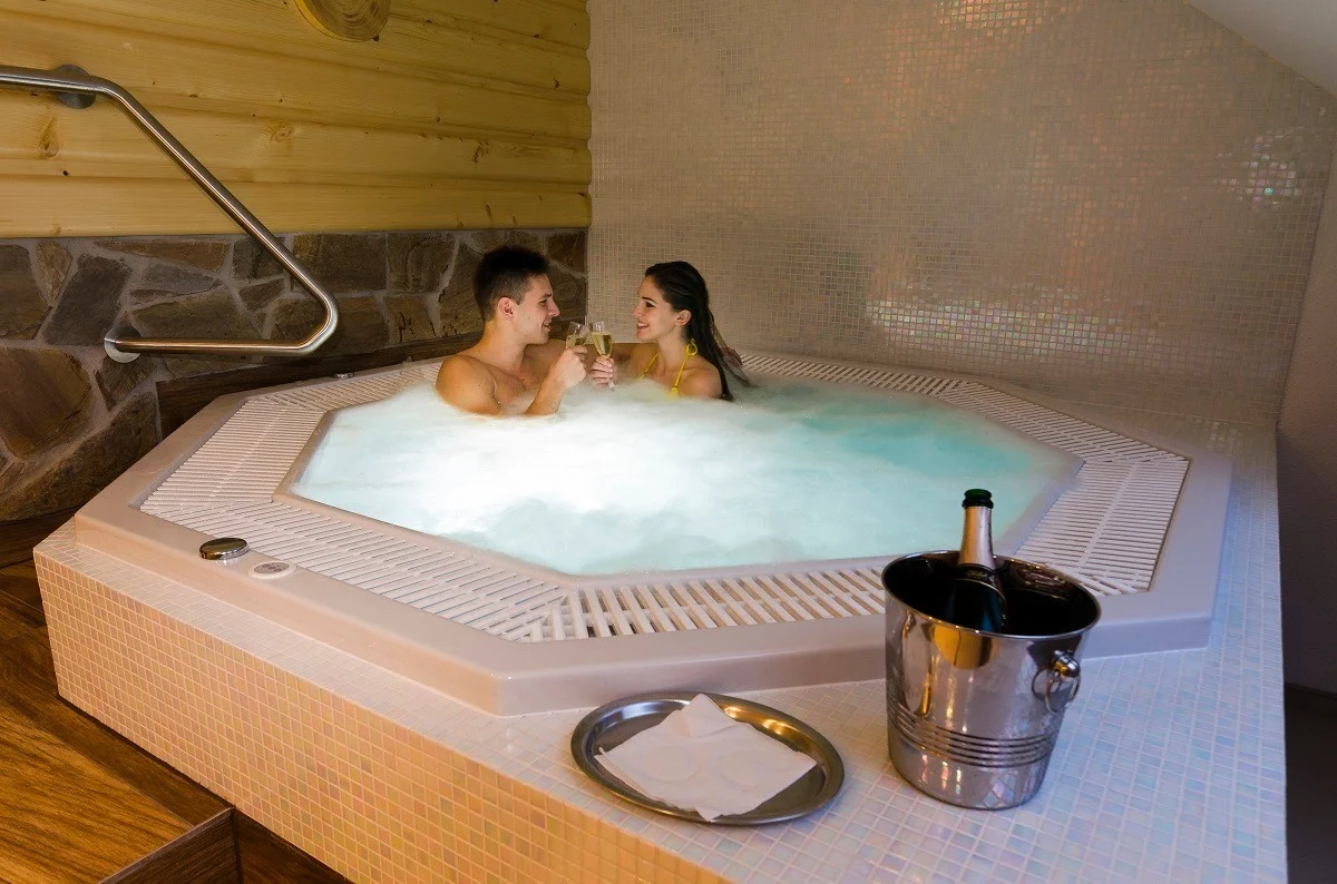 Romantika v Masarykovom dvore: Večera, vírivka, soľná jaskyňa, wellness a pivný či bylinkový kúpeľ – Obrázok 4