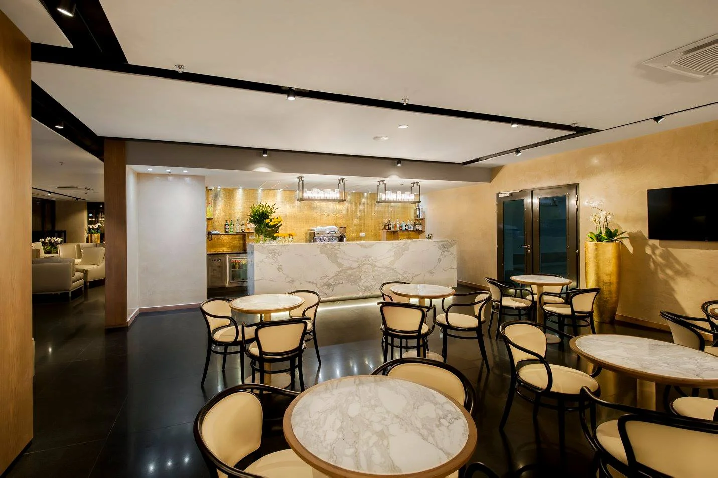 Moderný hotel na Rohanskom nábreží s bohatými raňajkami – Obrázok 6