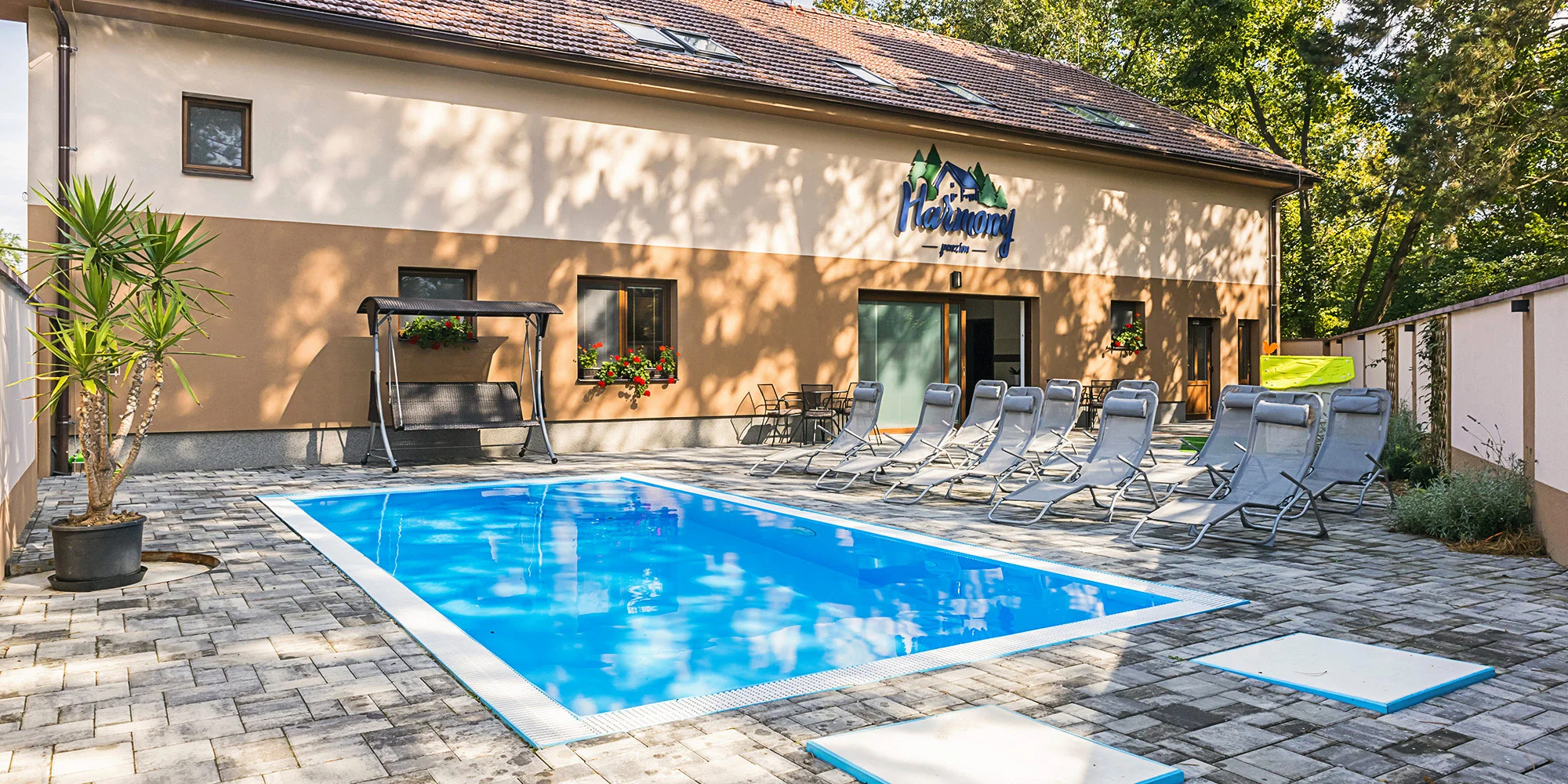 Pobyt len 300 m od zámku Lednice: penzión v parku, raňajky a bazén aj balíčky s privátnym wellness